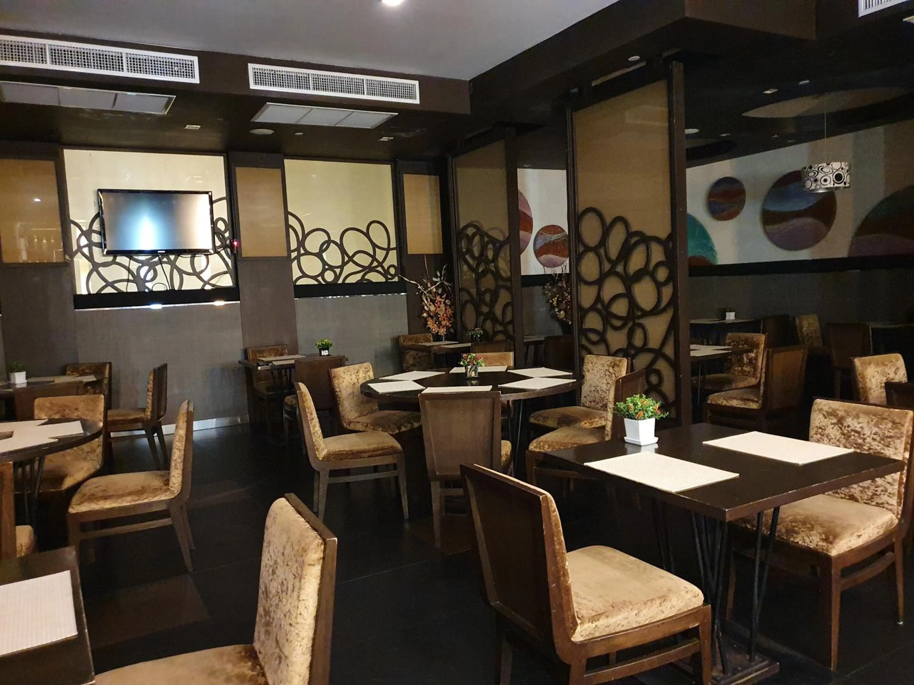 Restaurant/places to eat in Amora NeoLuxe Suites Hotel