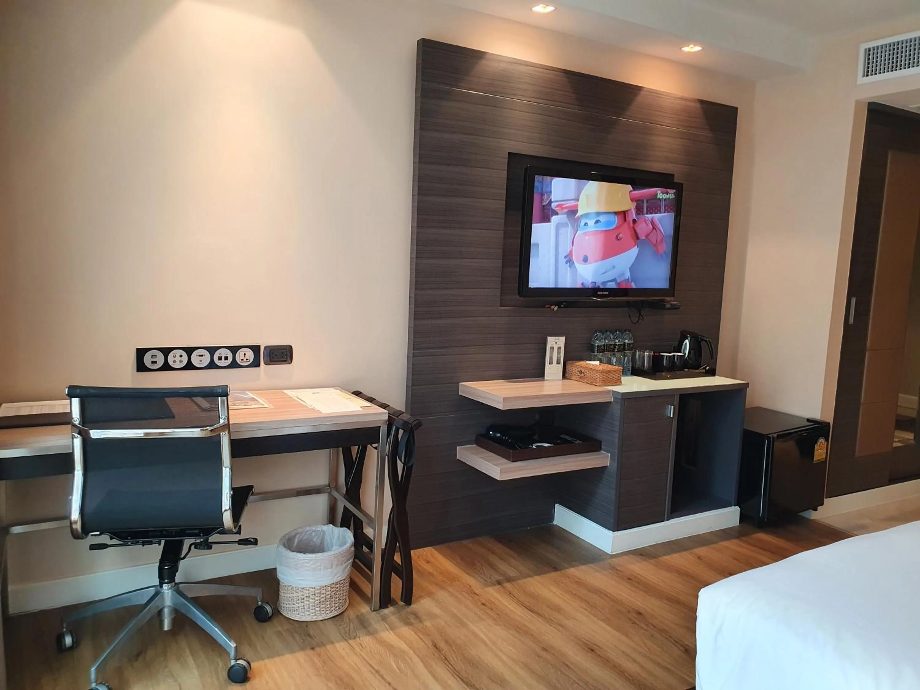 TV and multimedia, Bed in Amora NeoLuxe Suites Hotel