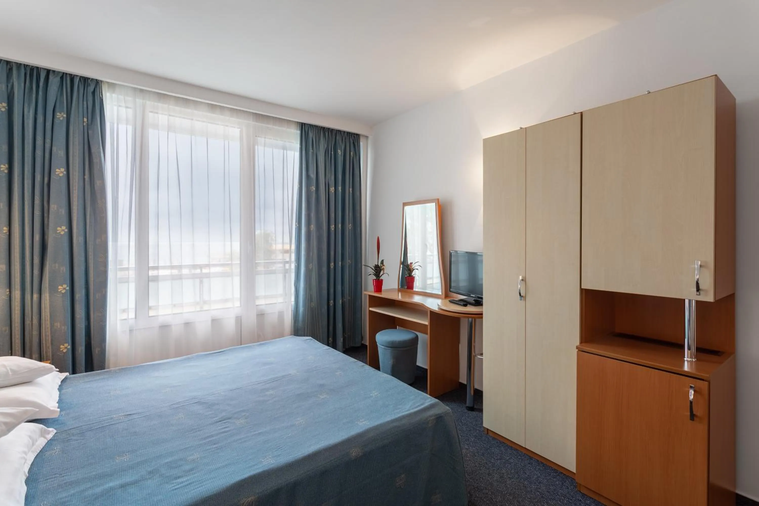 Bedroom, Bed in Hotel Sirena Saturn All Inclusive