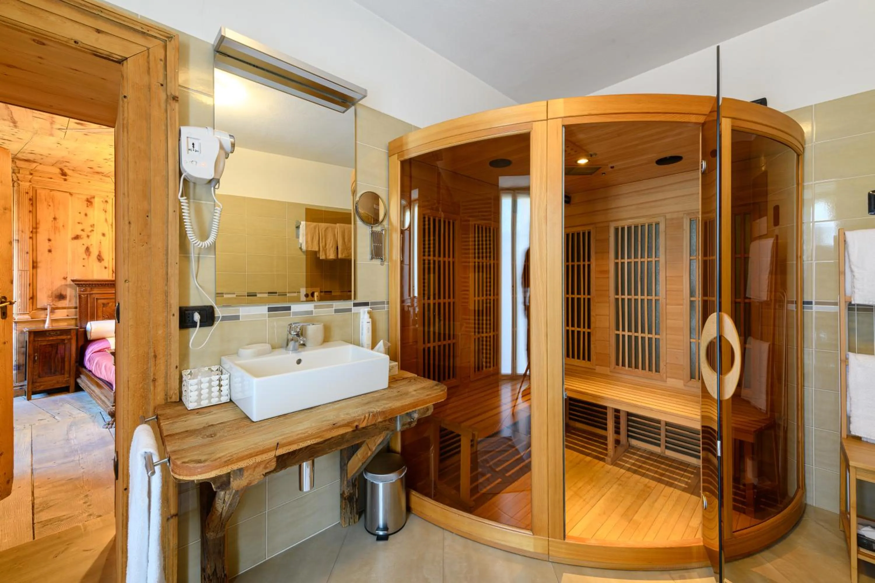 Bathroom, Bed in Hotel Garni Le Corti