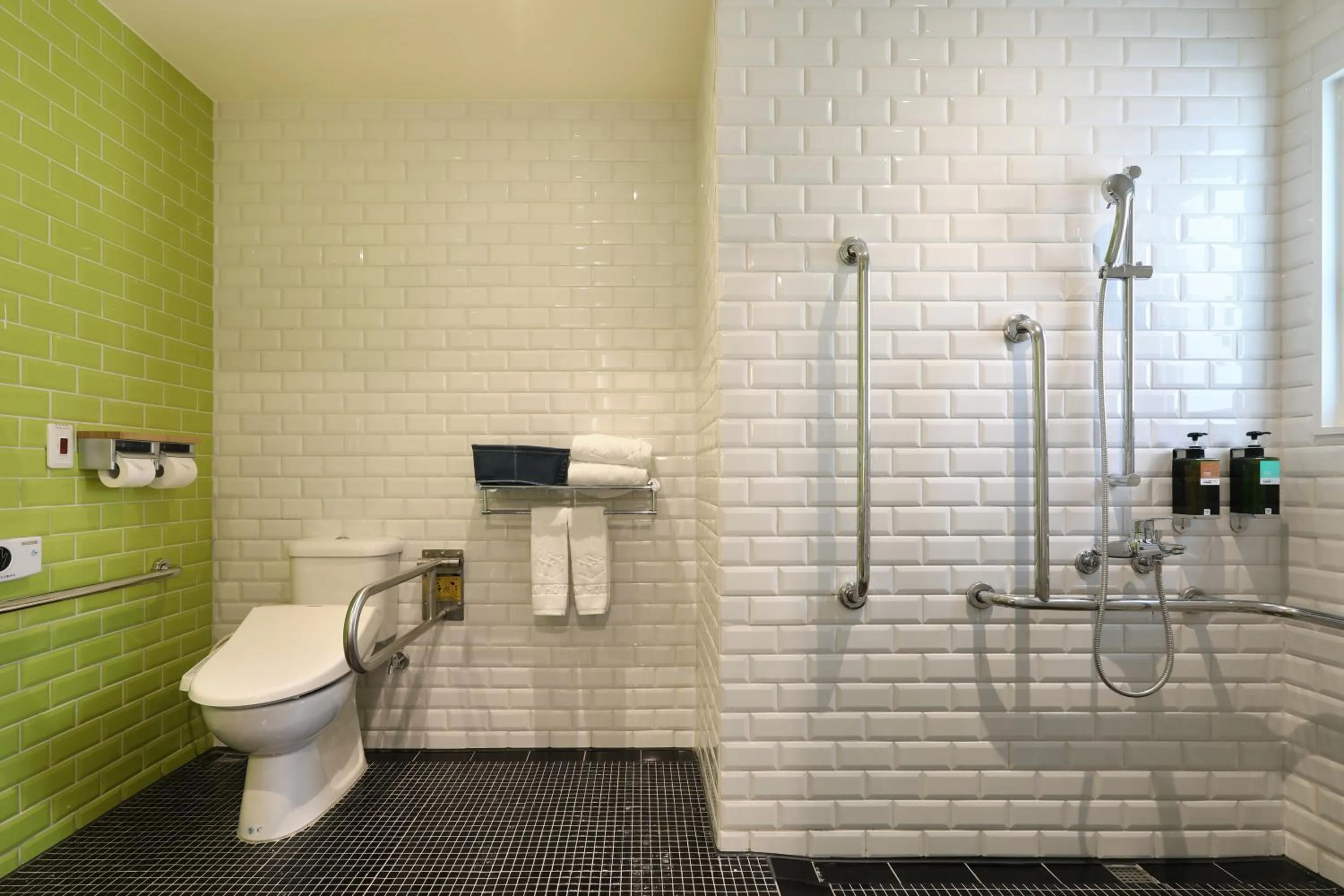 Shower in MINI HOTELS (Taichung Station Branch)