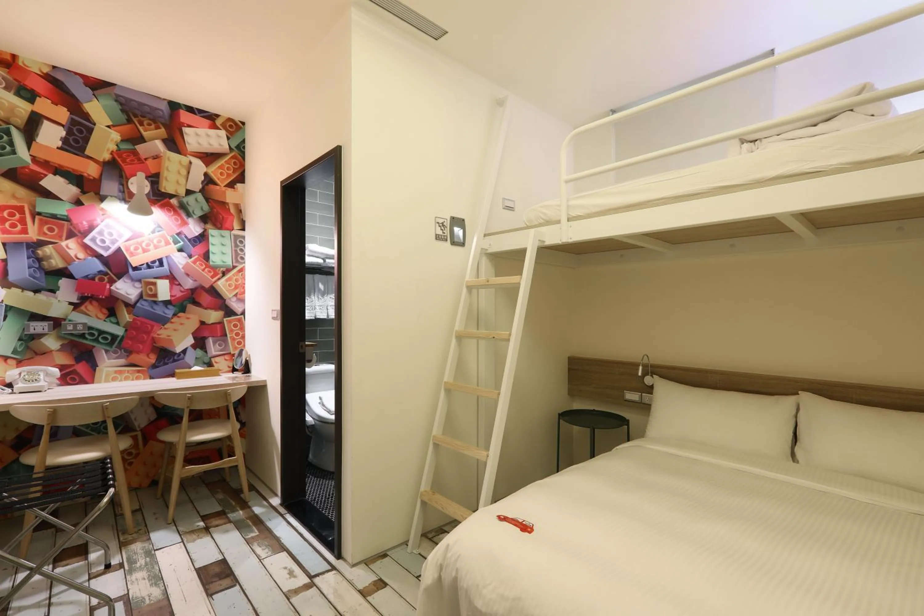 Photo of the whole room, Bed in MINI HOTELS (Taichung Station Branch)