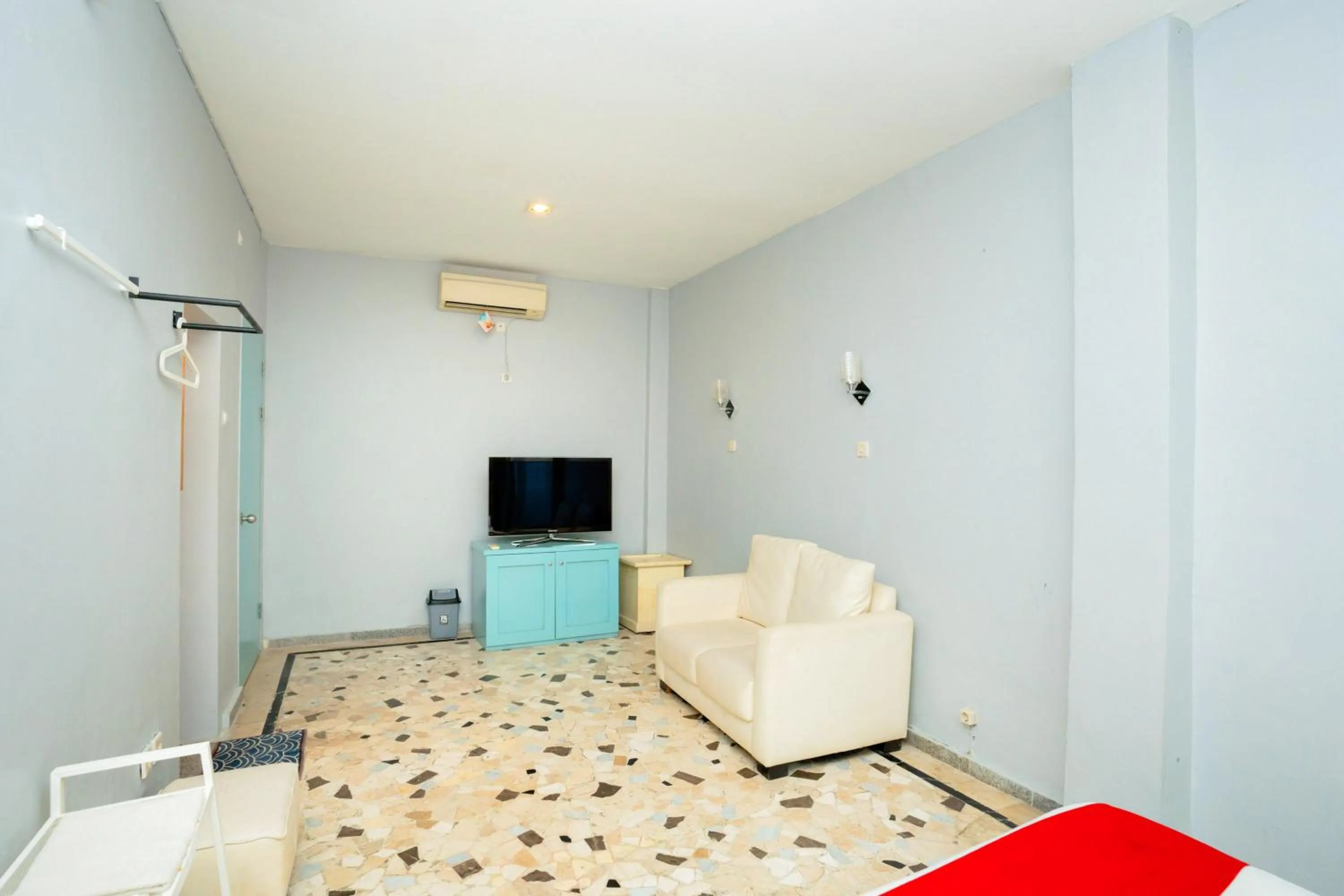 Seating area in RedDoorz near RSUD Kota Mataram