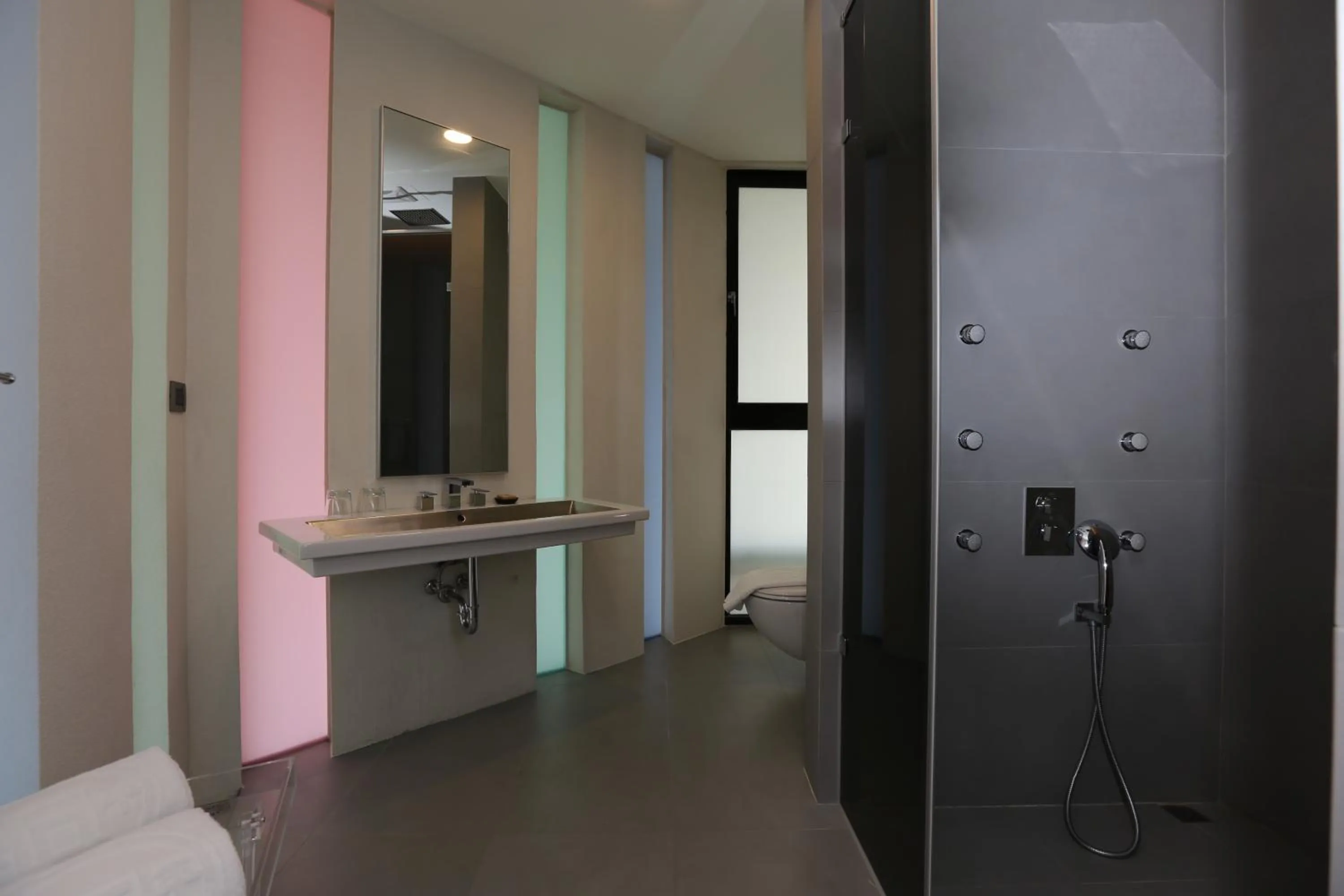 Shower in Tongzhan Design Inns