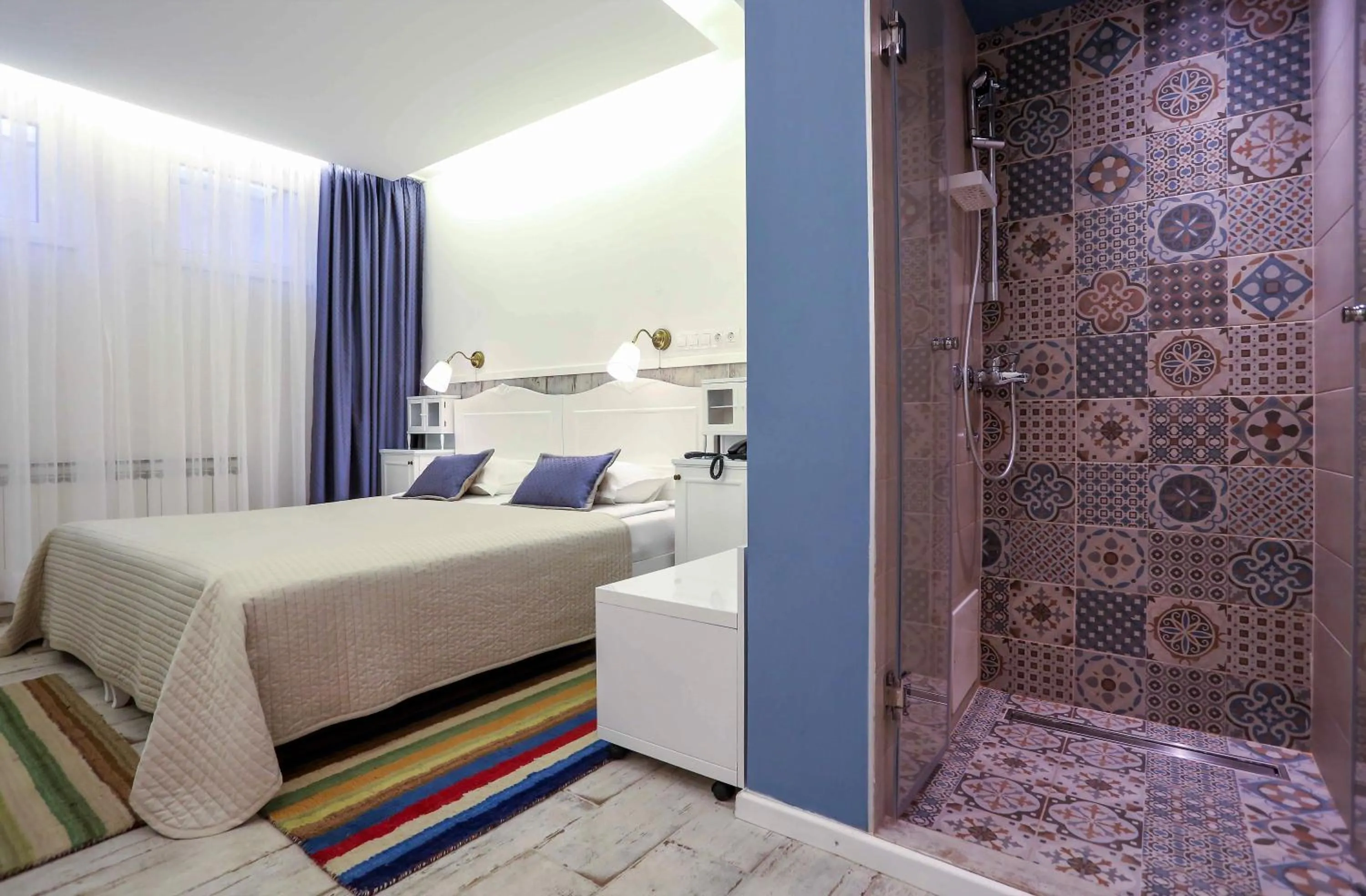 Shower, Bed in Hotel Divan