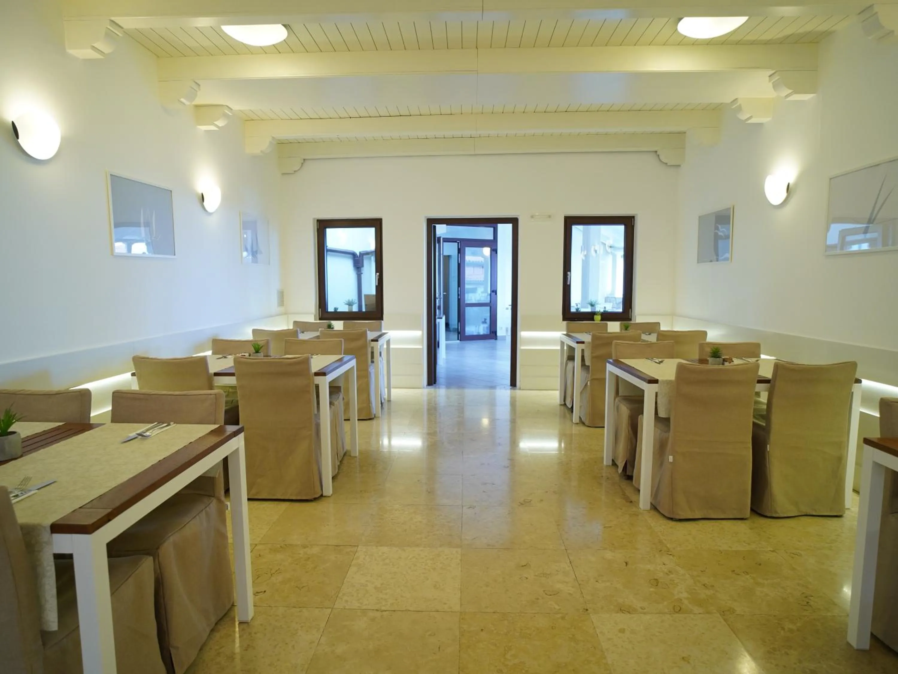 Restaurant/places to eat in Hotel Vista