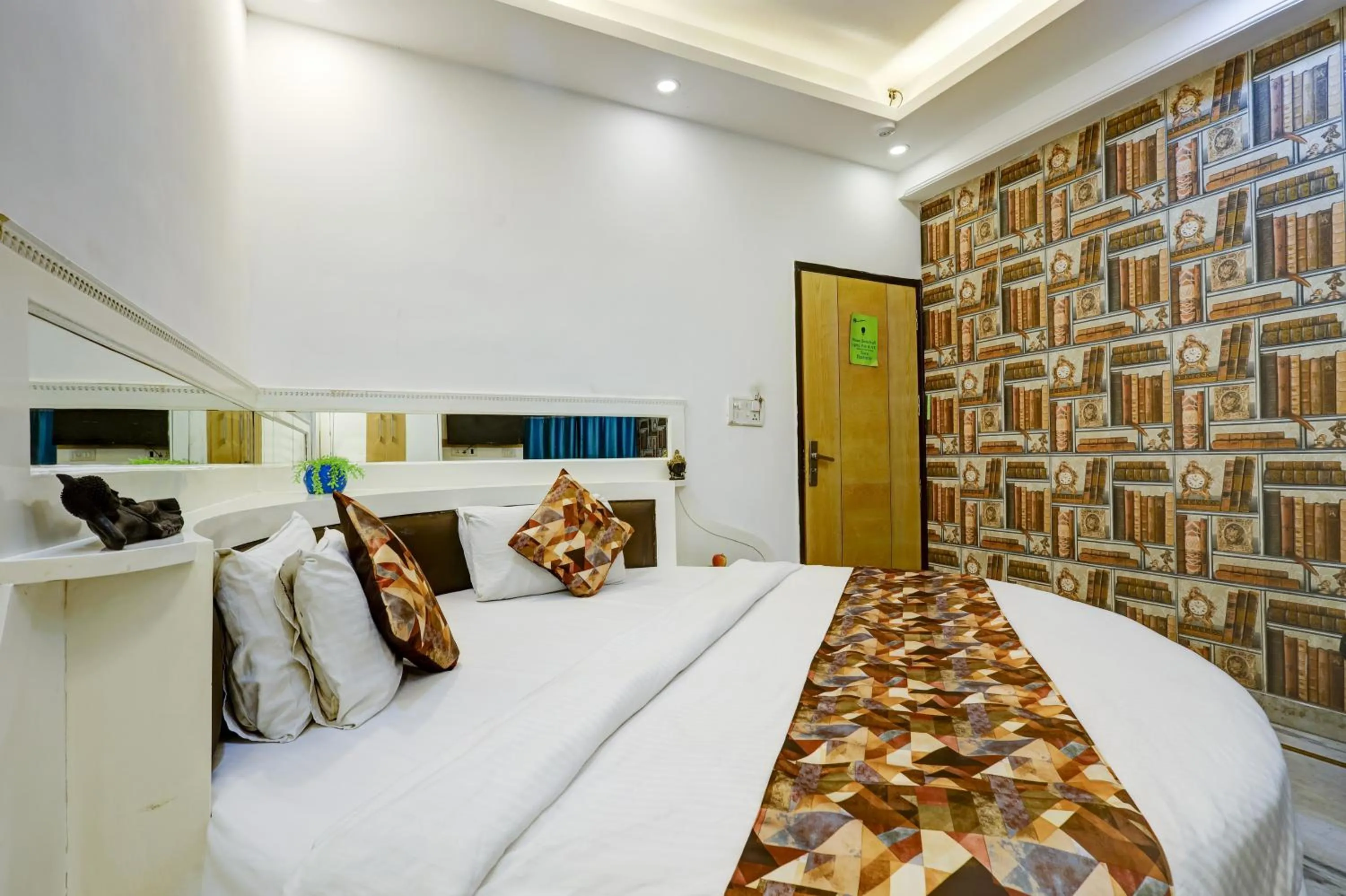 Bed in Hindustan By Backpackers Heaven - Traveller's Choice Award 2025 Best of Best Winning Hotel