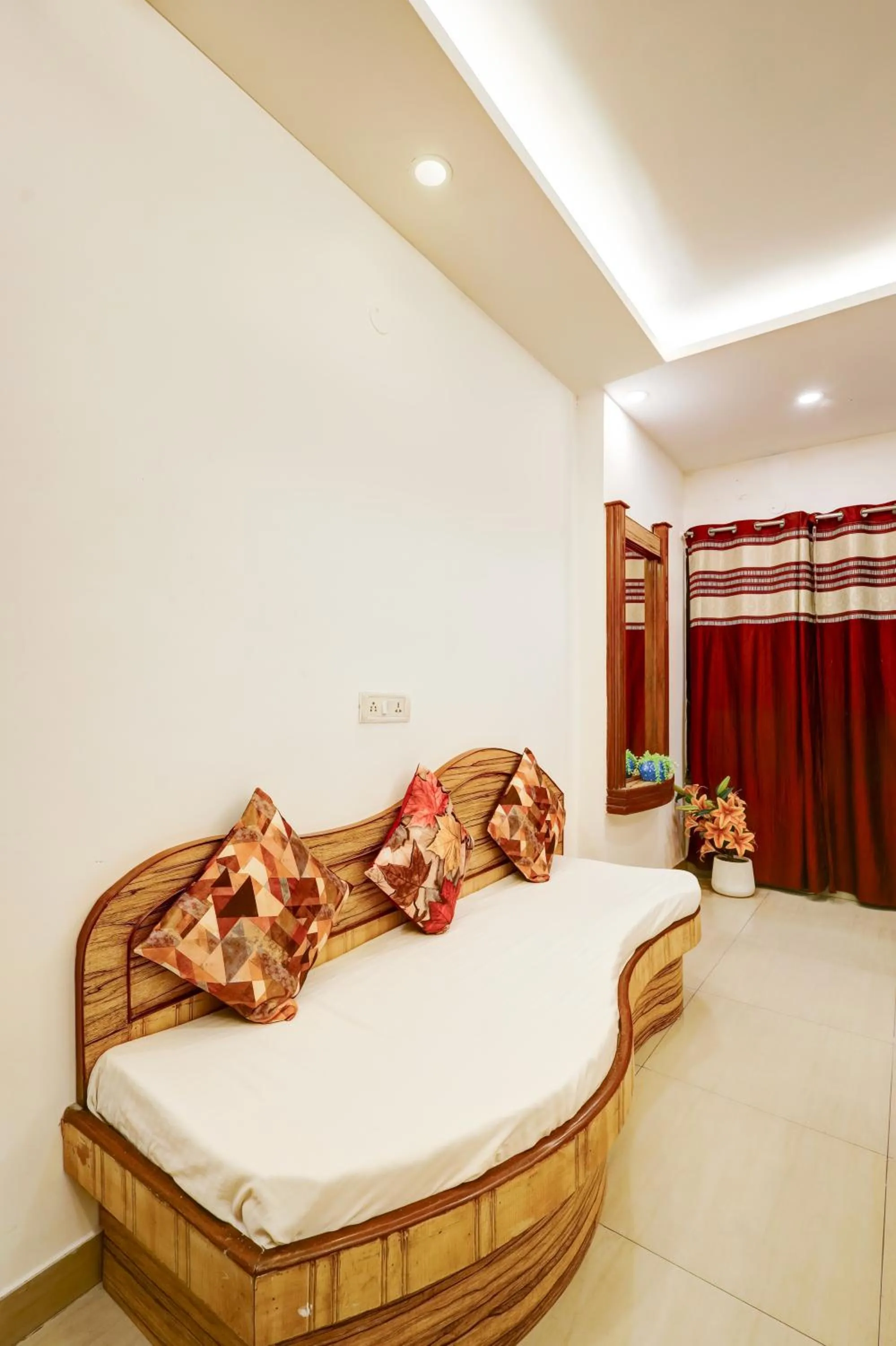 Living room, Bed in Hindustan By Backpackers Heaven - Traveller's Choice Award 2025 Best of Best Winning Hotel