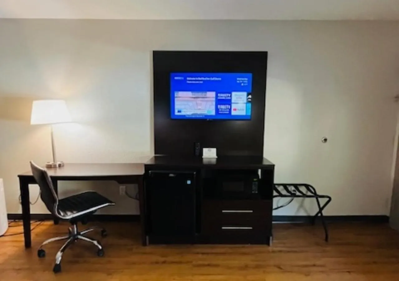 TV and multimedia in Red Roof Inn Gulf Shores