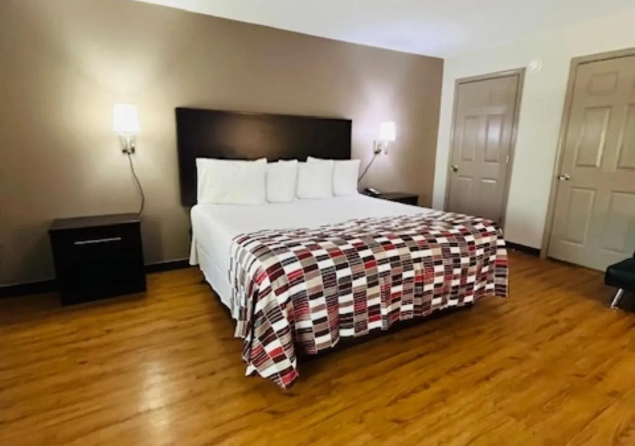 Bedroom, Bed in Red Roof Inn Gulf Shores