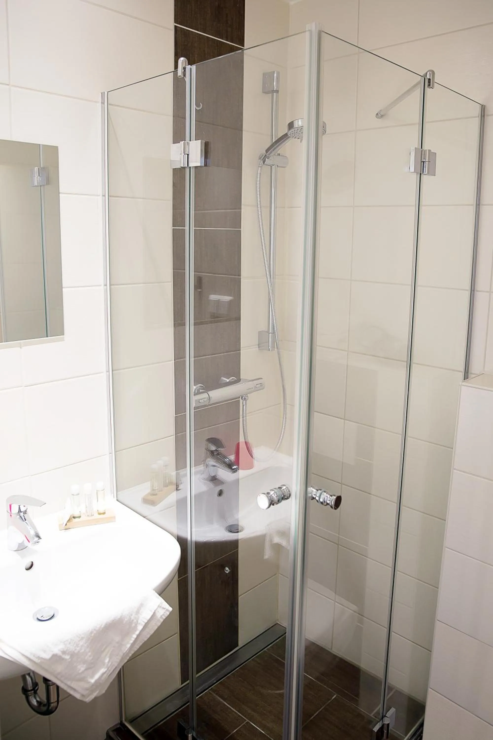 Shower in Hotel & Apartment Am Theaterplatz