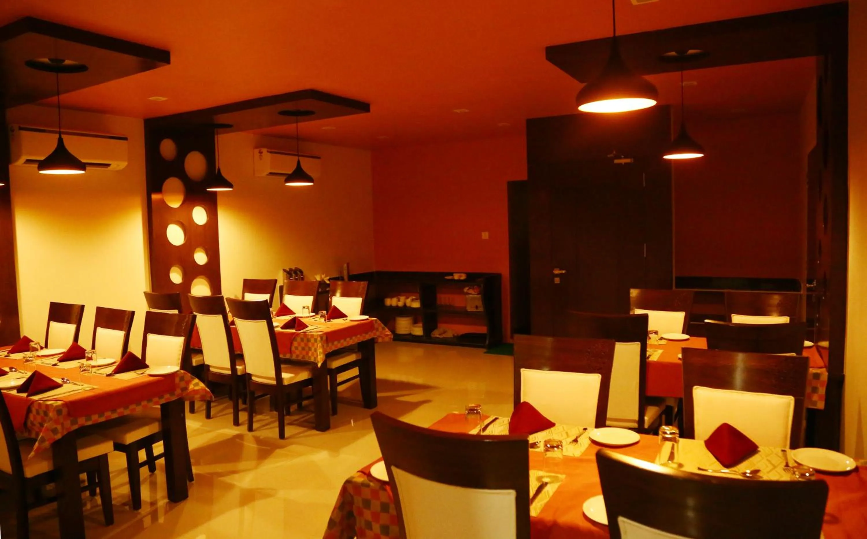 Restaurant/places to eat in Royal Hopp-Inn Chittorgard