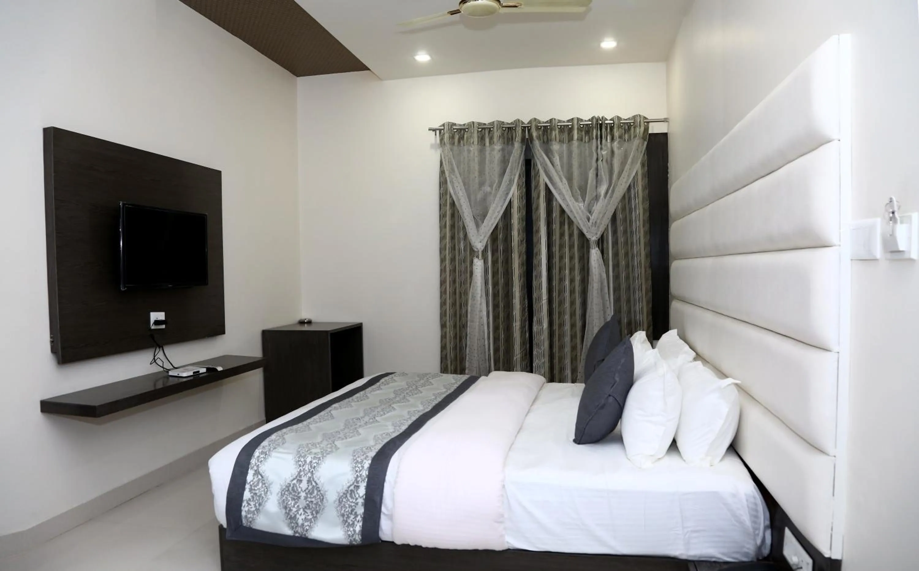 Photo of the whole room, Bed in Royal Hopp-Inn Chittorgard