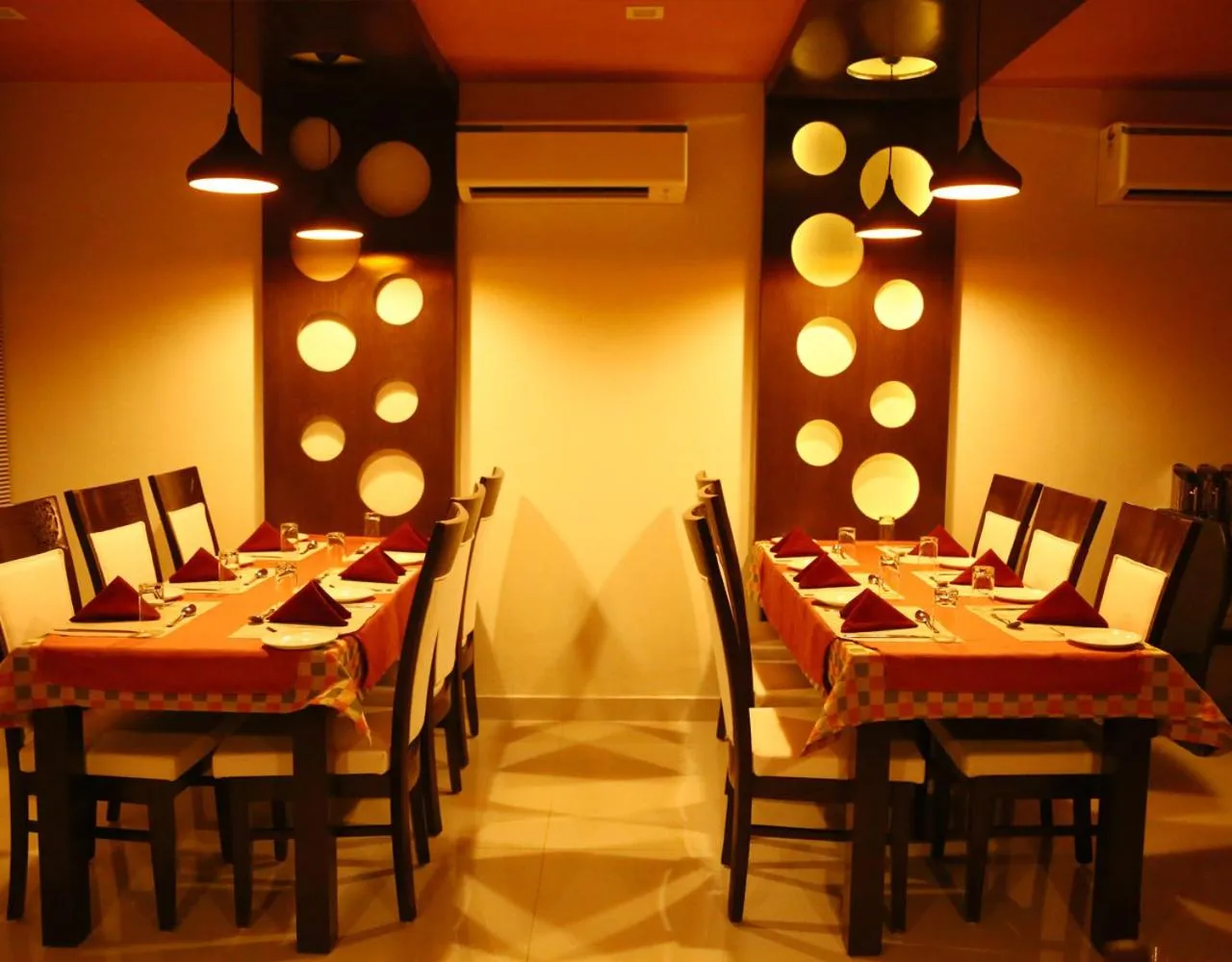 Restaurant/places to eat in Royal Hopp-Inn Chittorgard