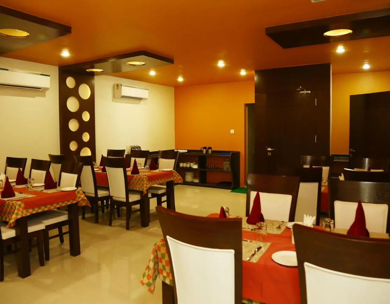 Restaurant/places to eat in Royal Hopp-Inn Chittorgard