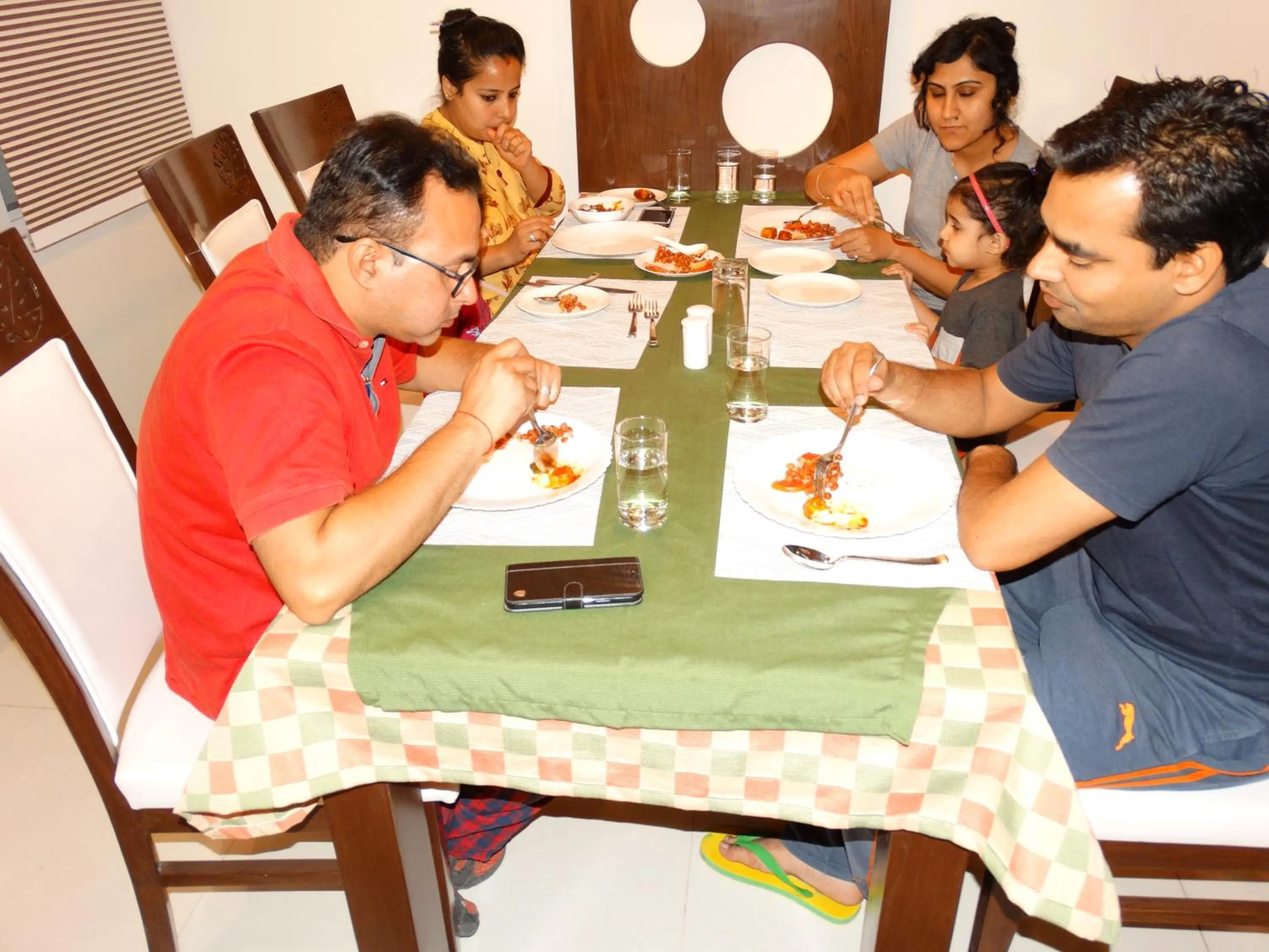 Restaurant/places to eat in Royal Hopp-Inn Chittorgard