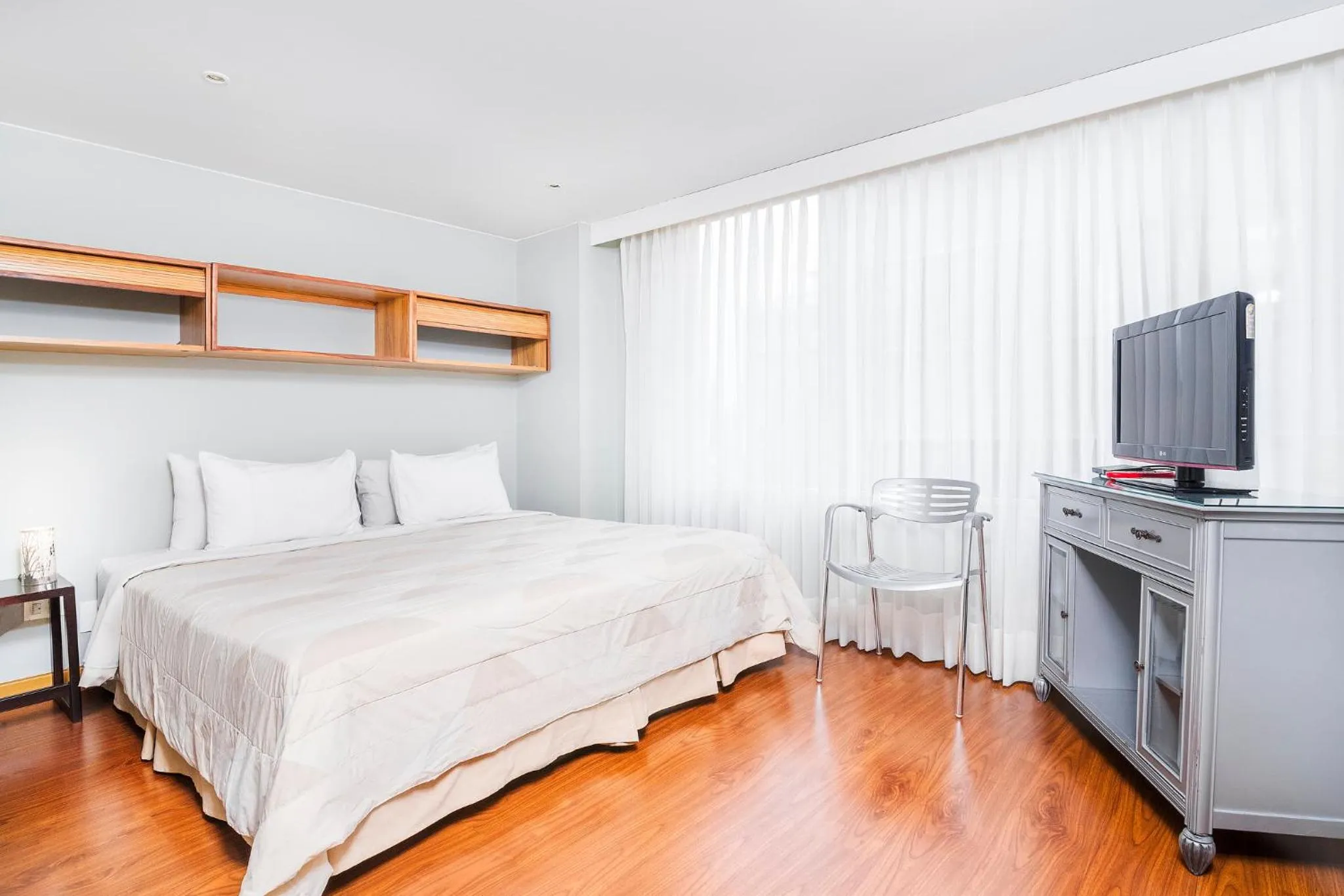 Bedroom, Bed in Lloyds Apartasuites Parque 93