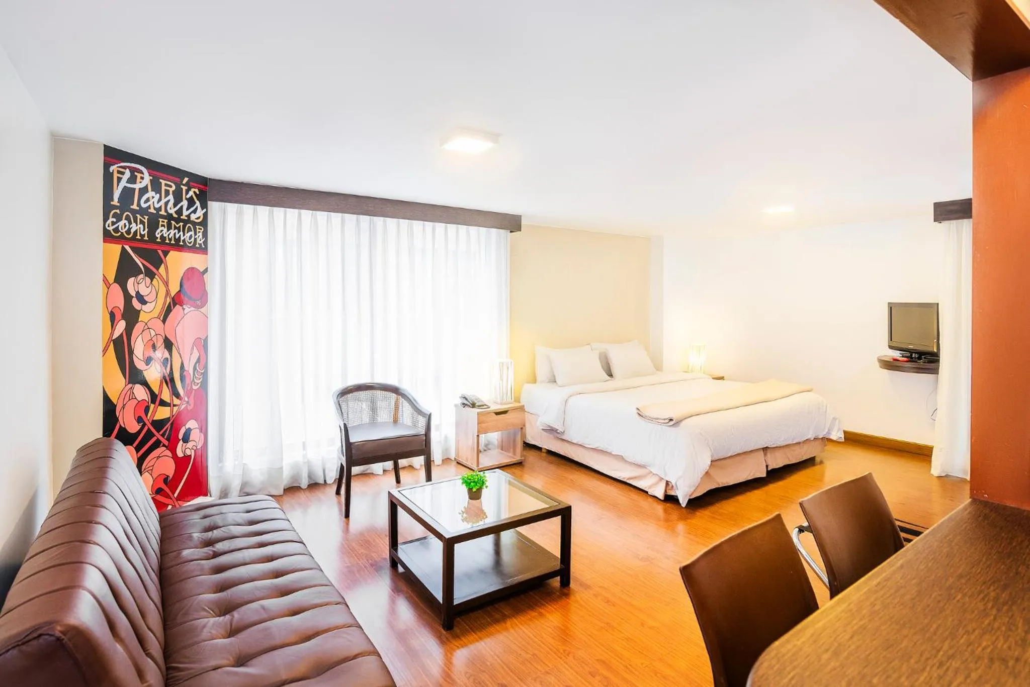 Living room, Bed in Lloyds Apartasuites Parque 93