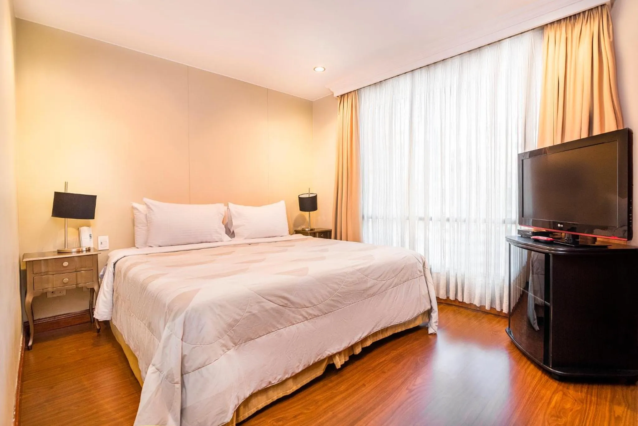 Bedroom, Bed in Lloyds Apartasuites Parque 93