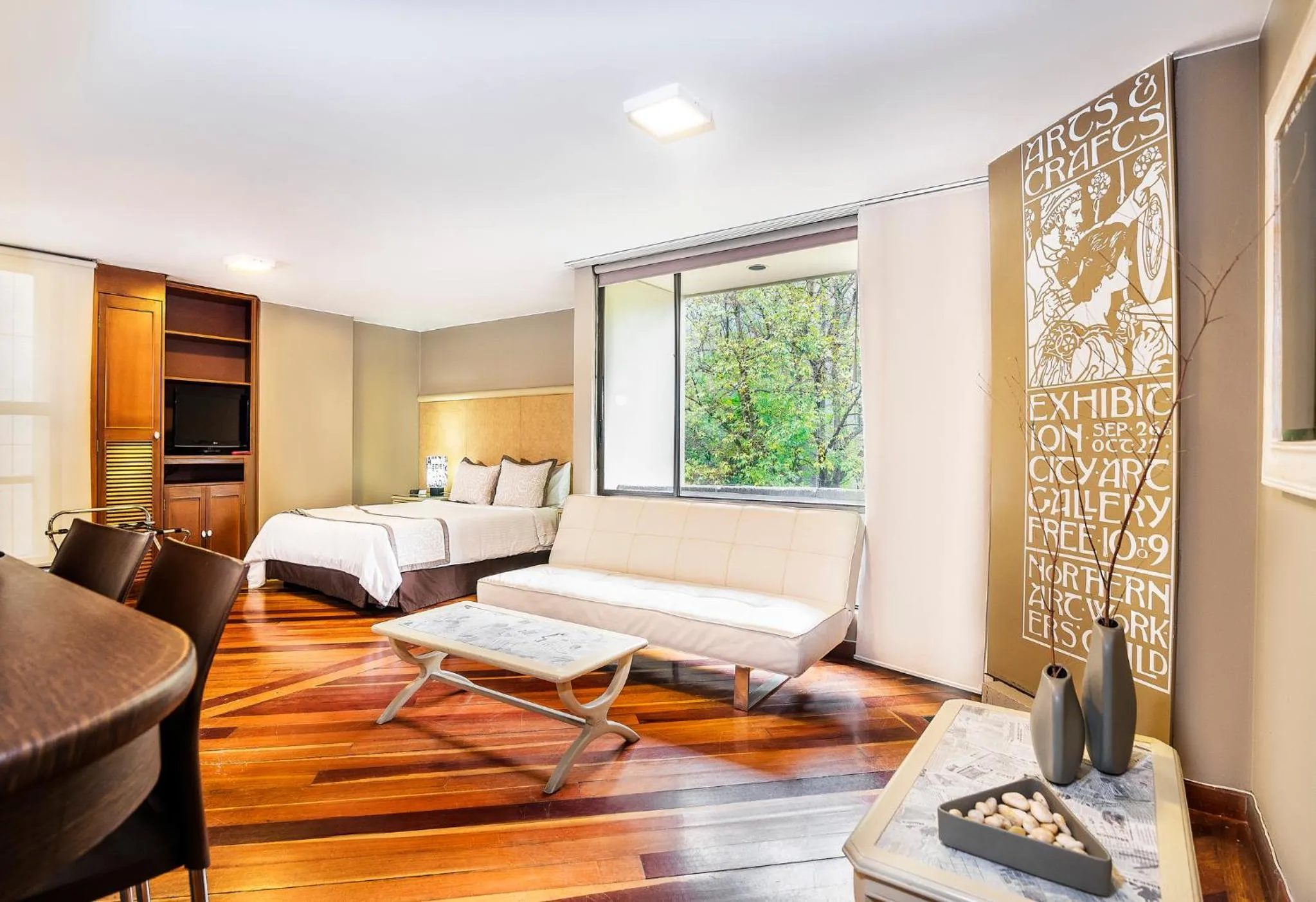 Living room in Lloyds Apartasuites Parque 93