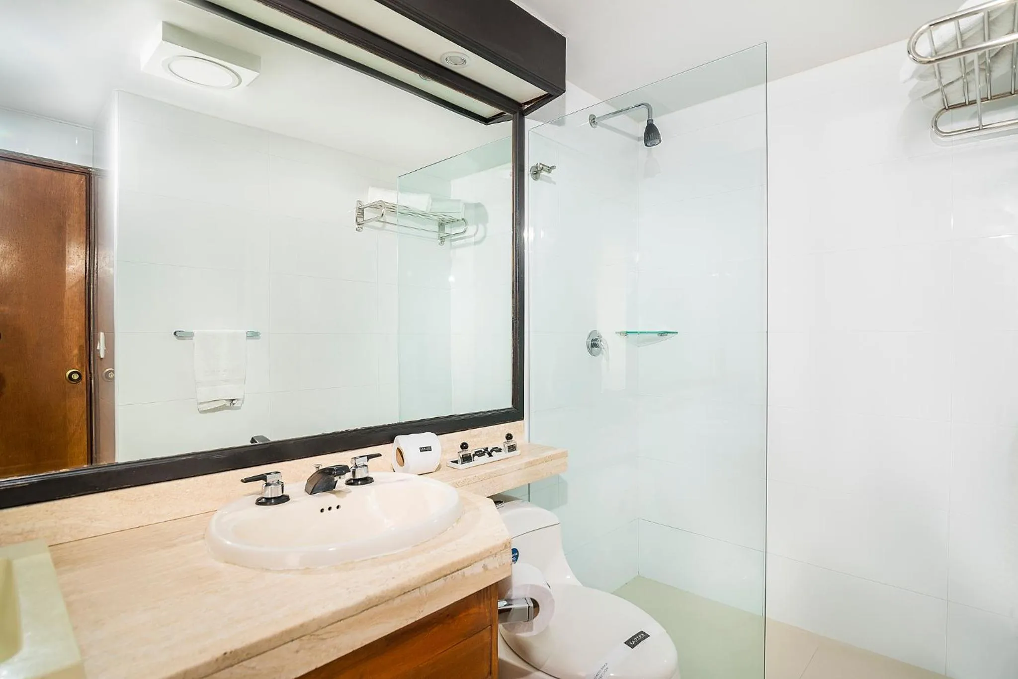 Bathroom in Lloyds Apartasuites Parque 93