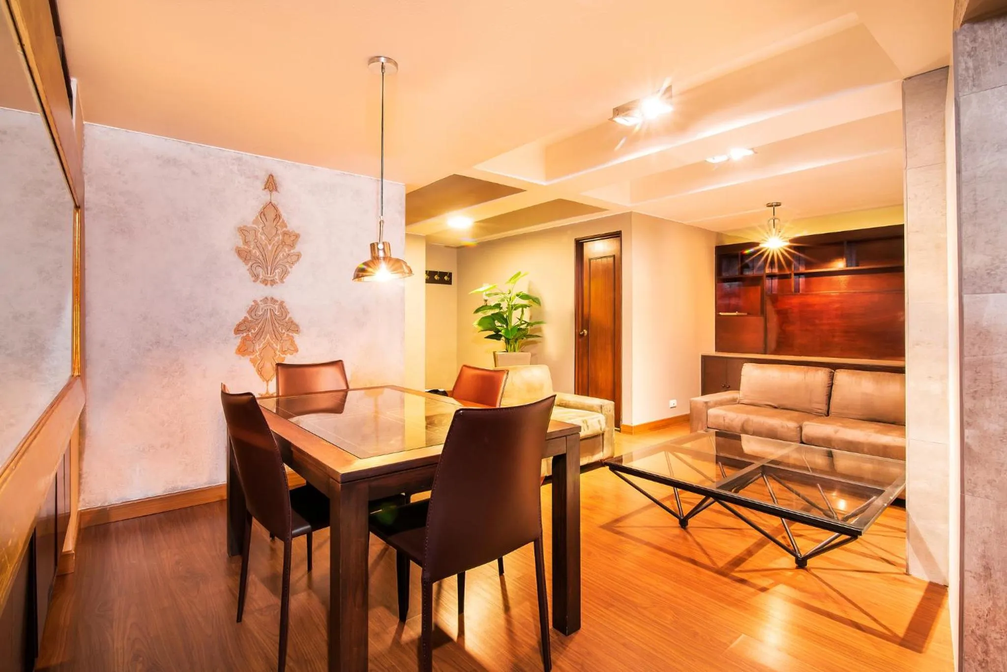 Dining area in Lloyds Apartasuites Parque 93