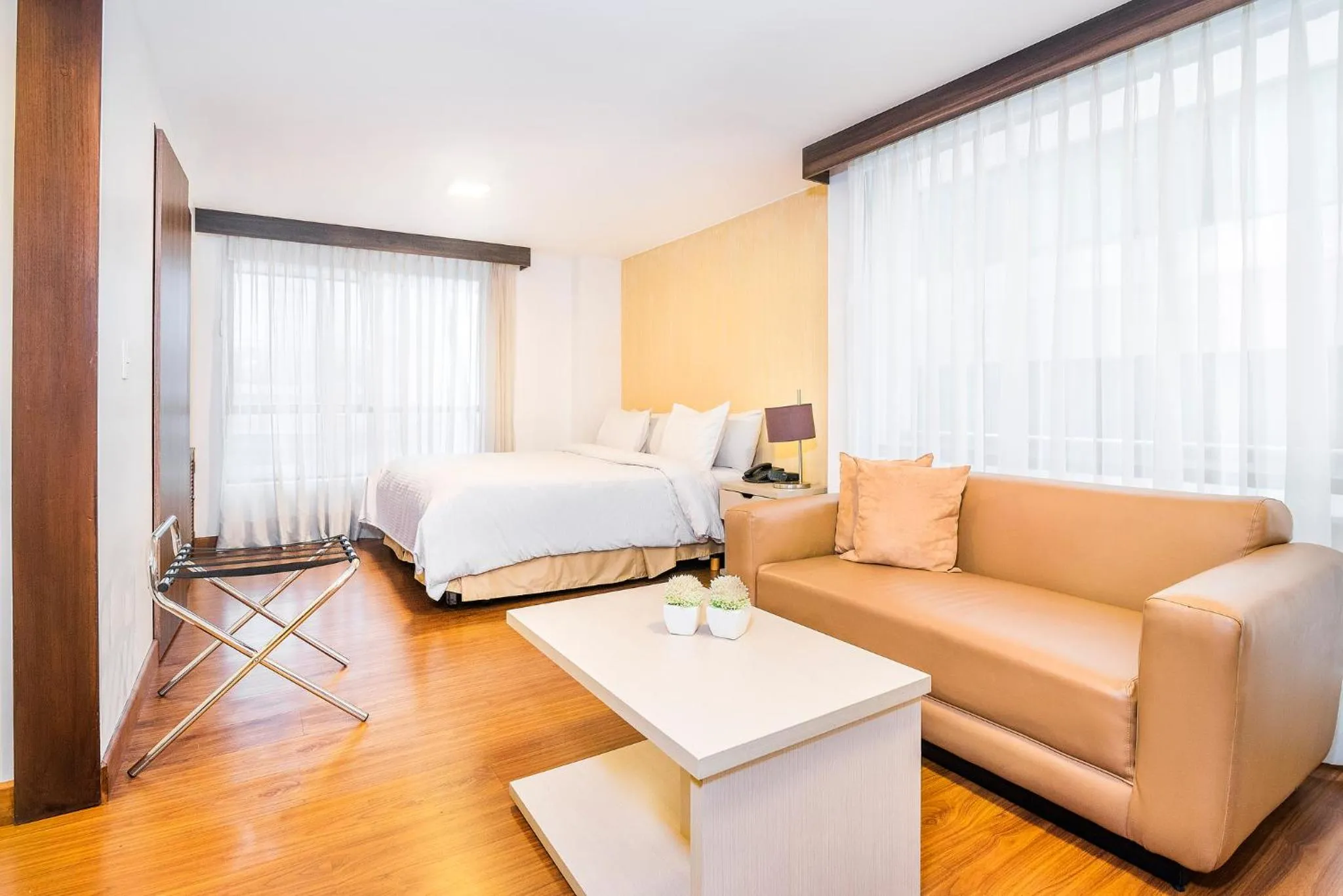Living room, Bed in Lloyds Apartasuites Parque 93