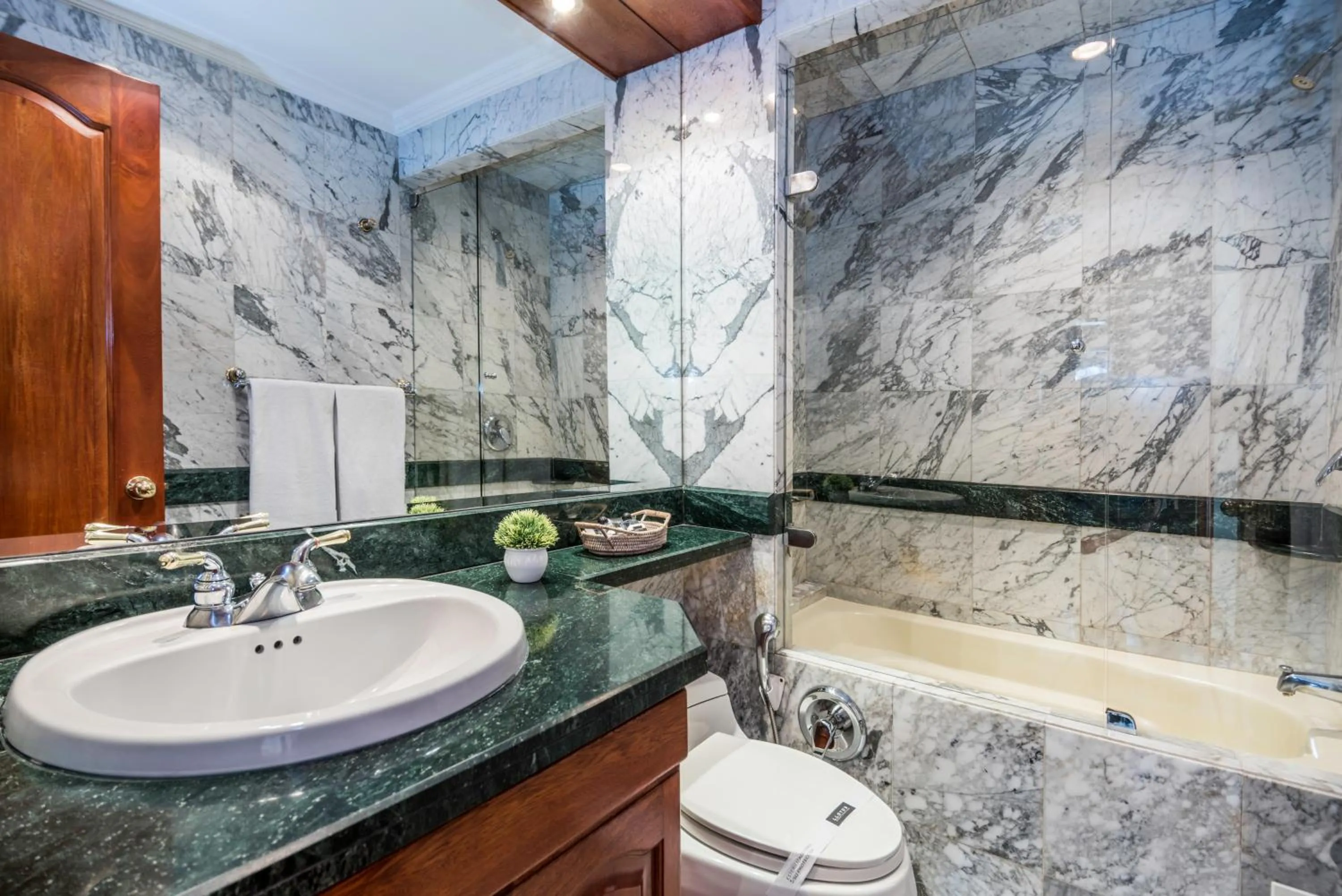 Bathroom in Lloyds Apartasuites Parque 93