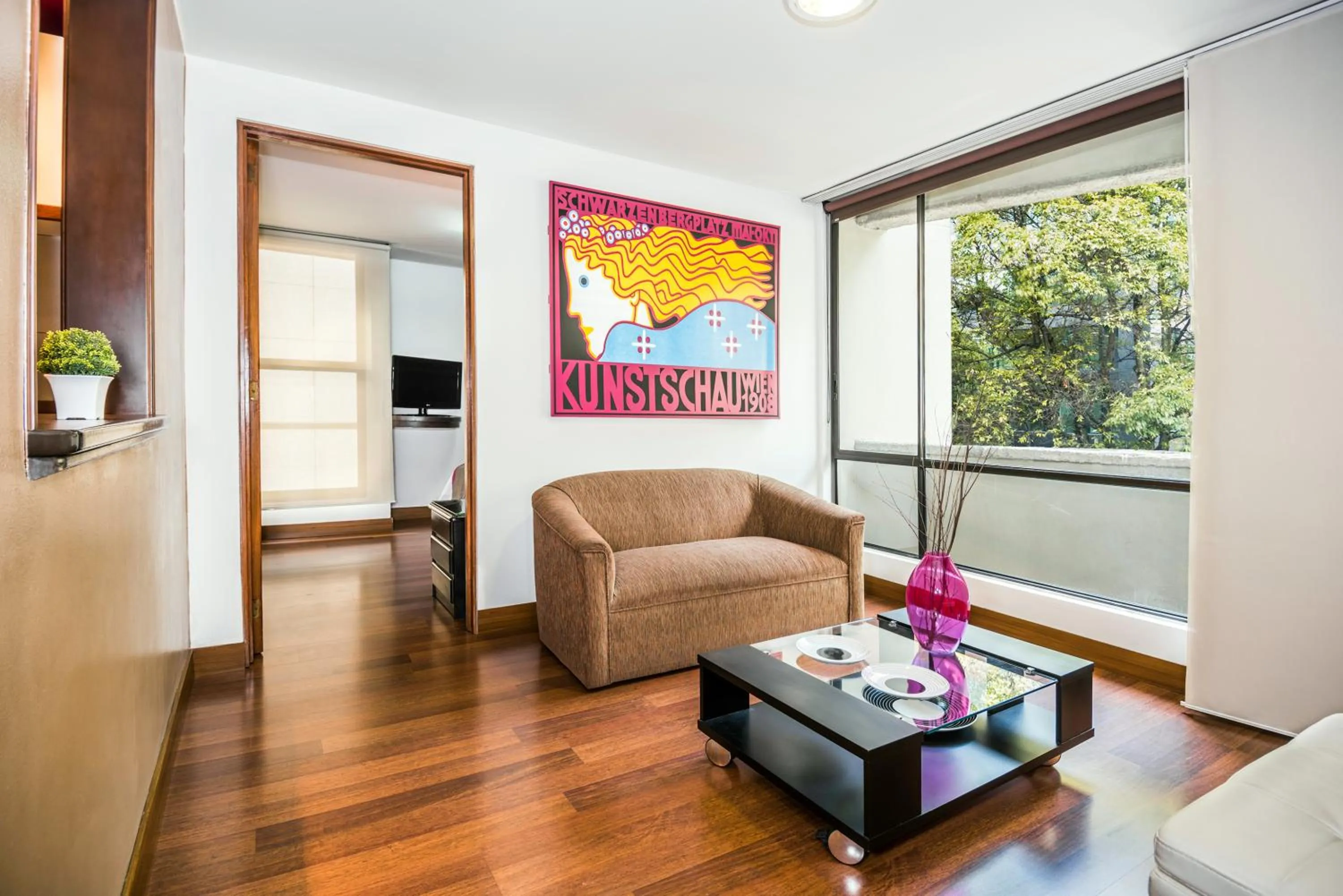 Day in Lloyds Apartasuites Parque 93