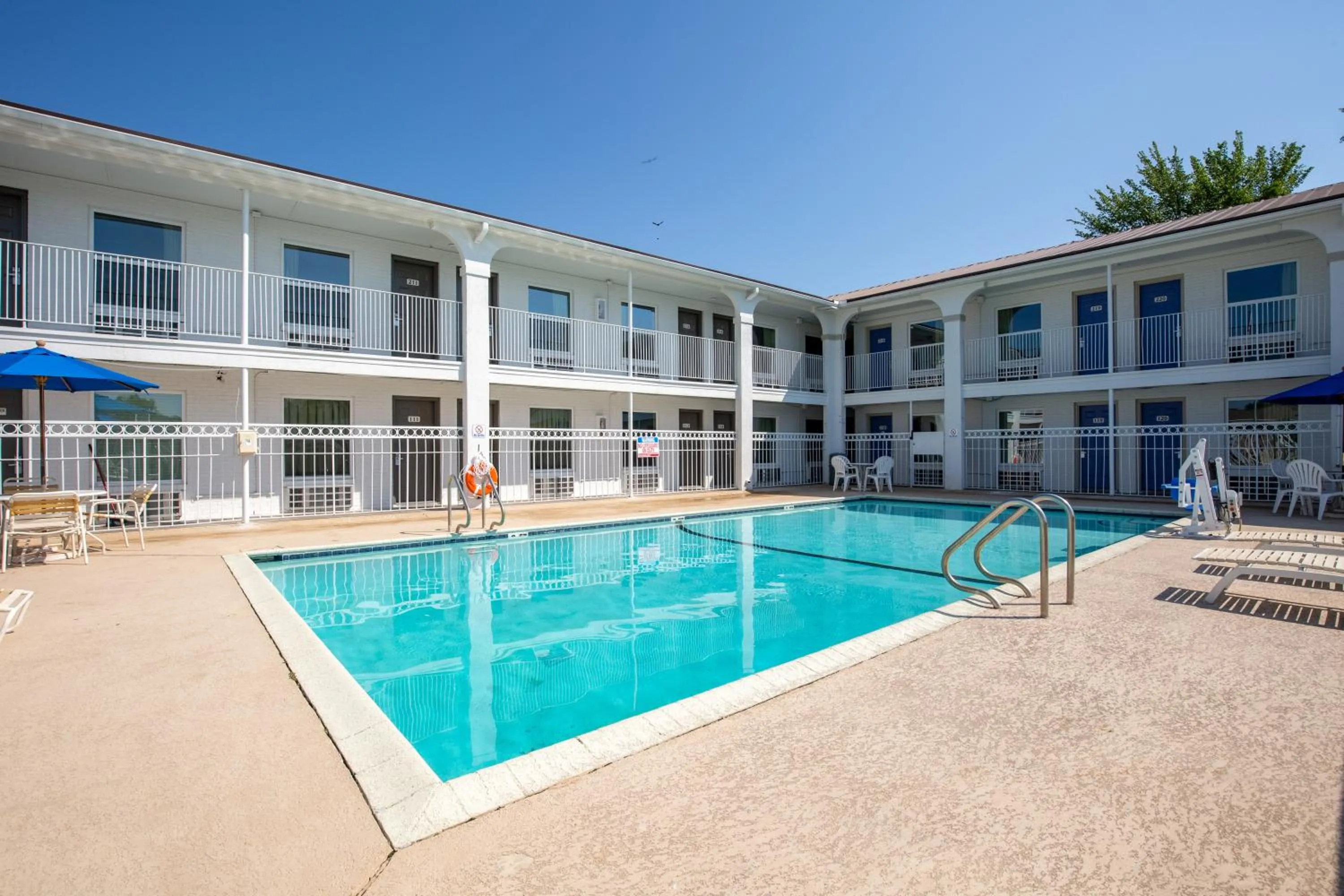 Swimming pool in Studio 6-Bryan, TX - University Area