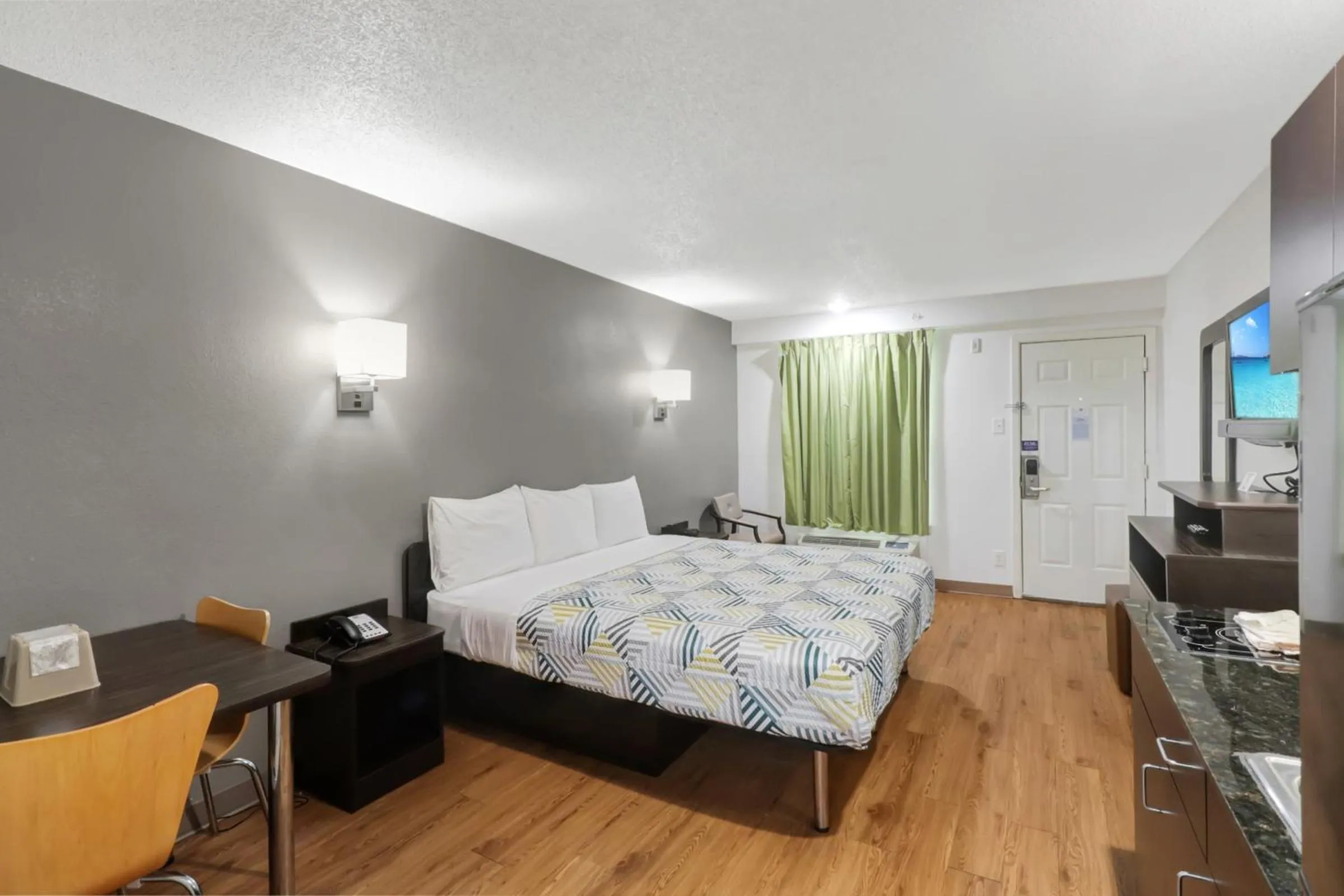 Bed in Studio 6-Bryan, TX - University Area