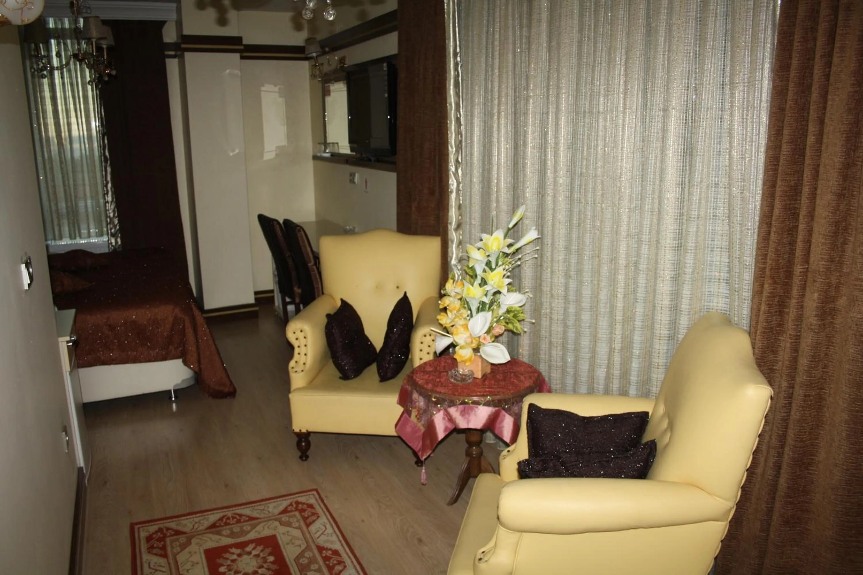 Seating area in Gloria Tibi Hotel