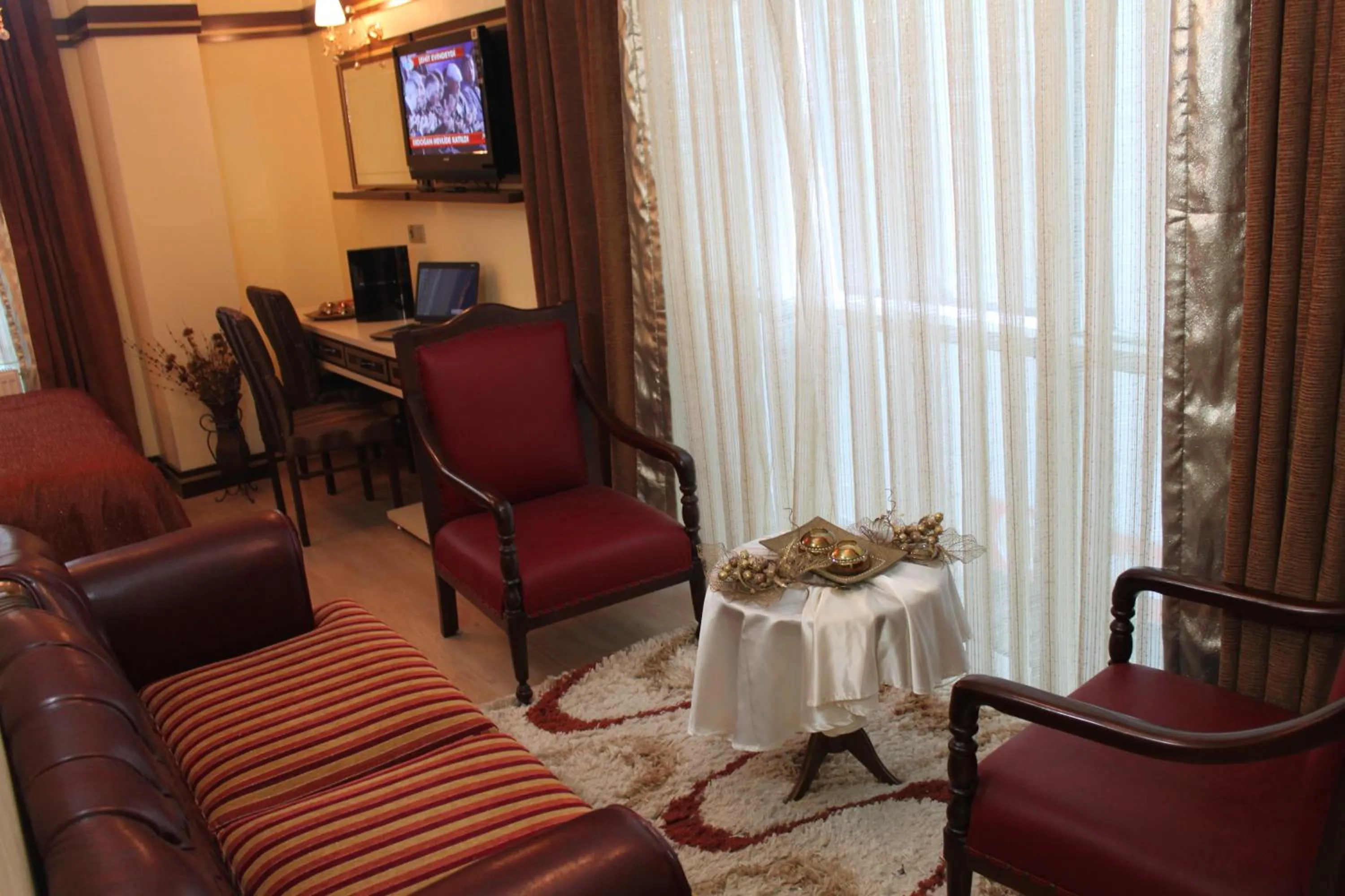 Seating area in Gloria Tibi Hotel