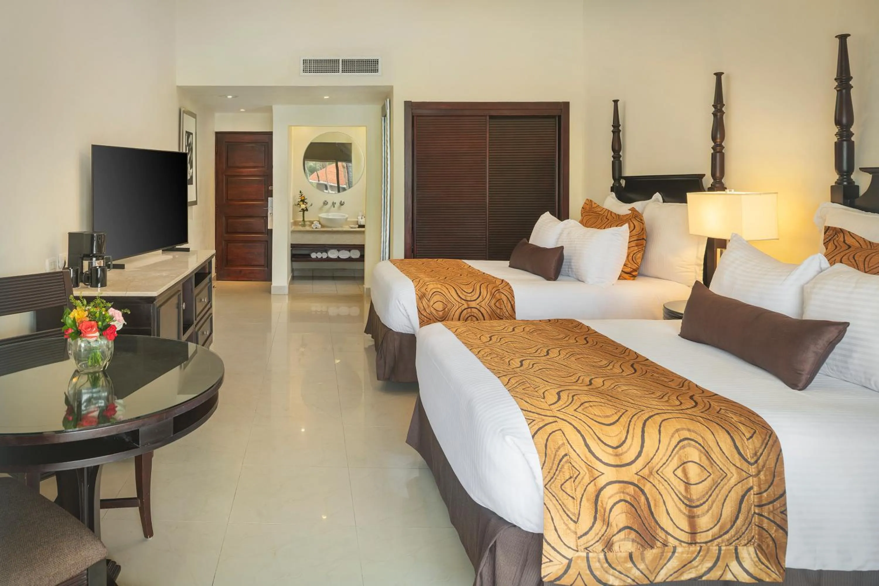 Photo of the whole room in Jewel Palm Beach