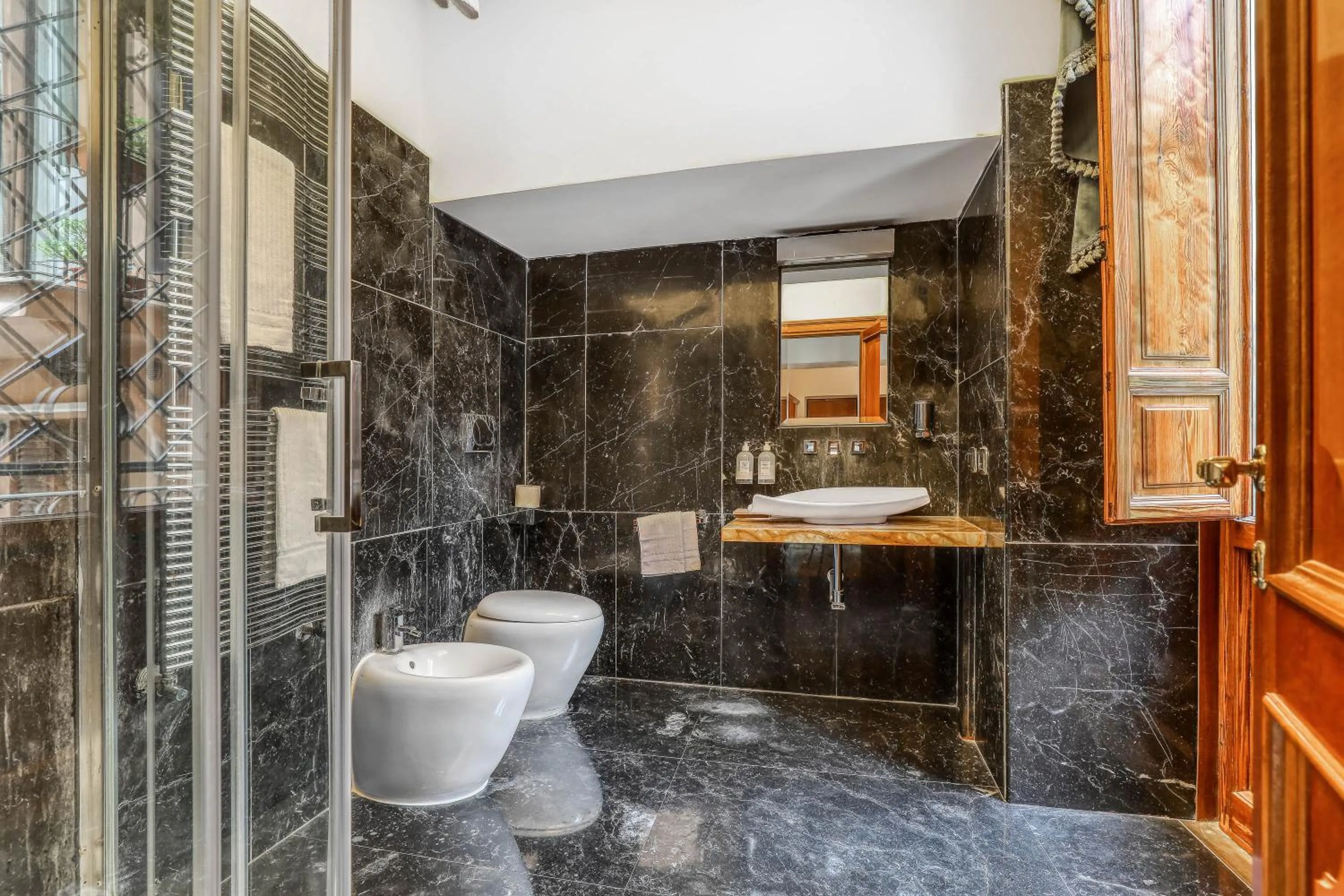 Shower in Spagna Dream Suites