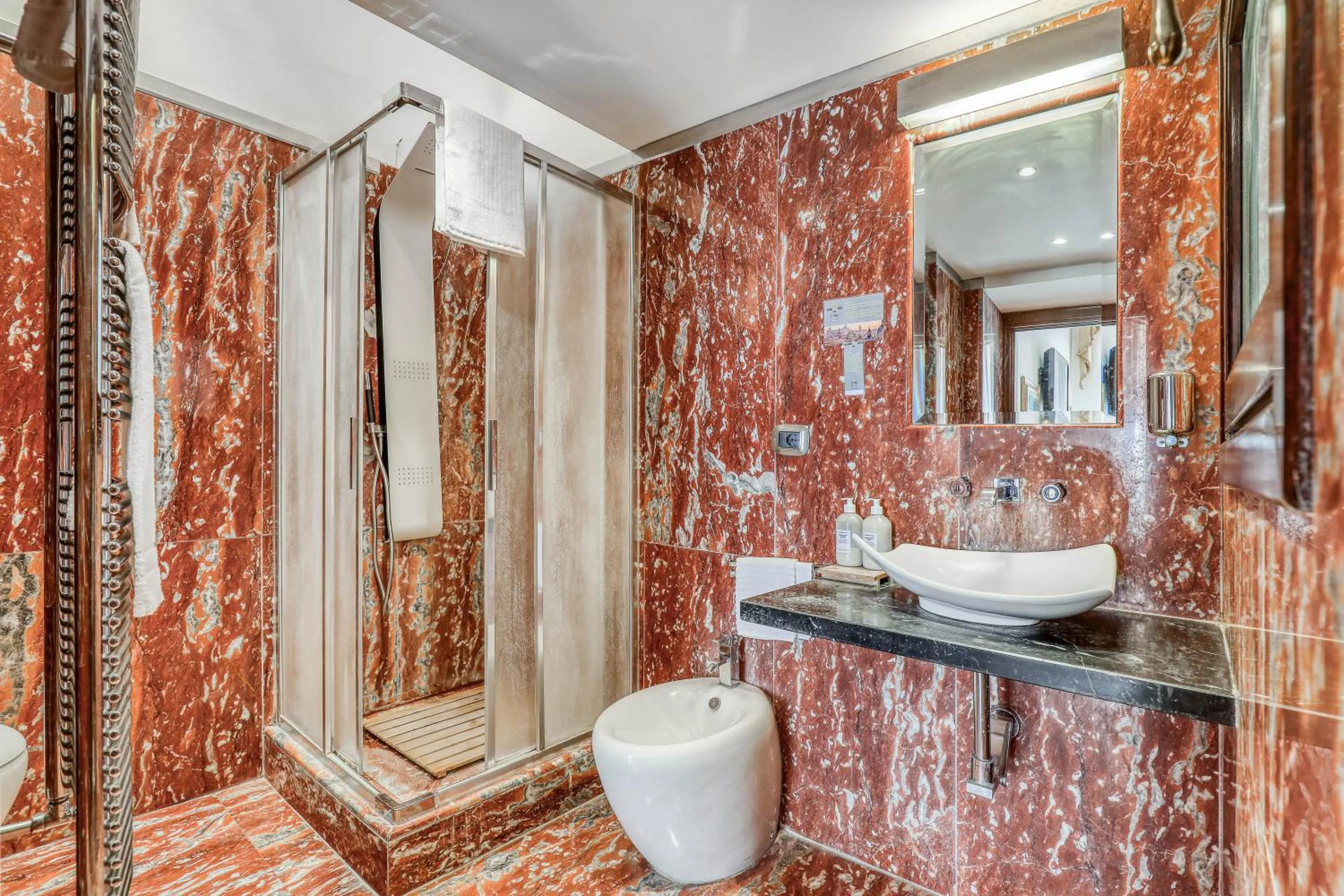 Shower in Spagna Dream Suites