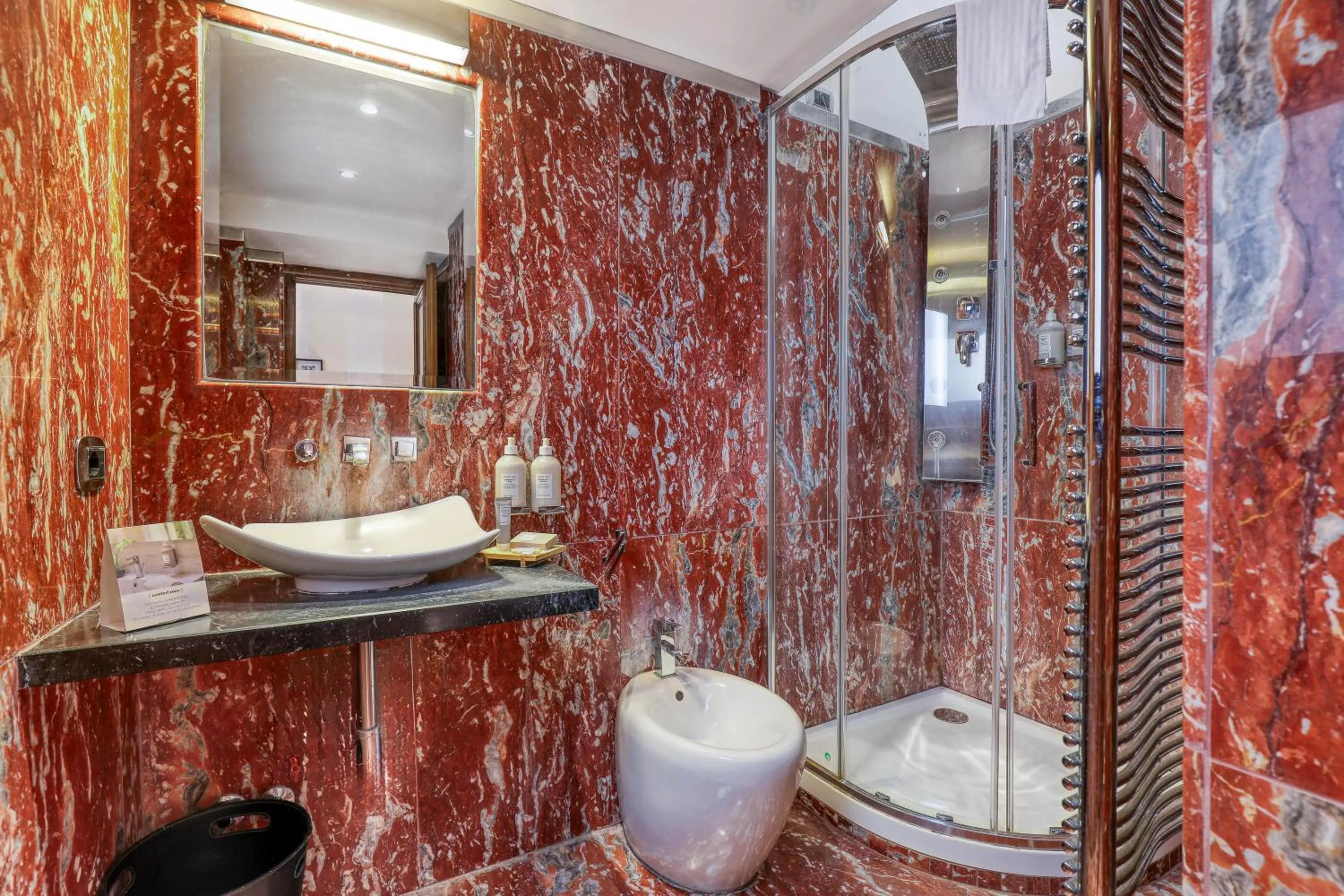 Shower in Spagna Dream Suites