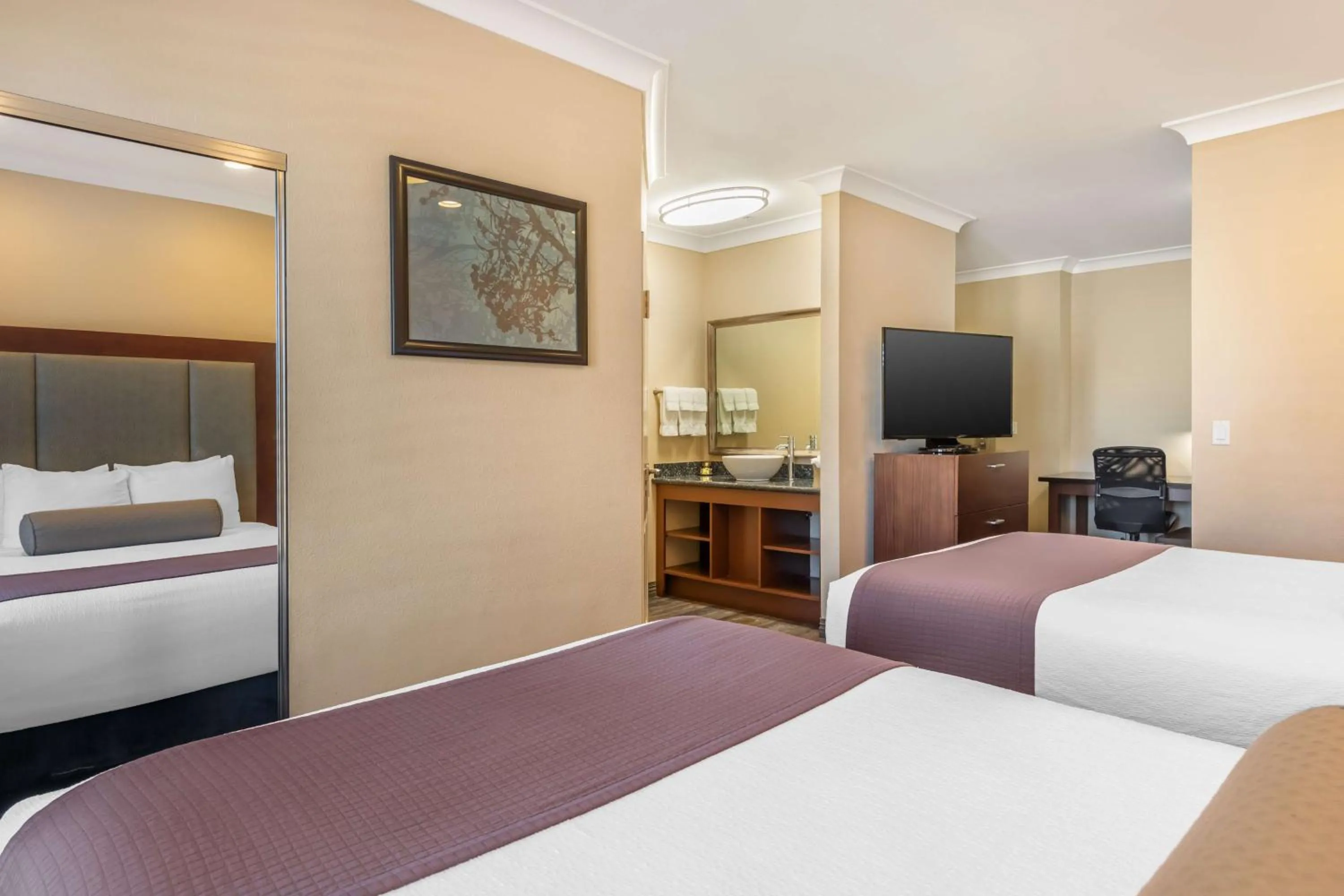 Photo of the whole room, Bed in Best Western PLUS Avita Suites