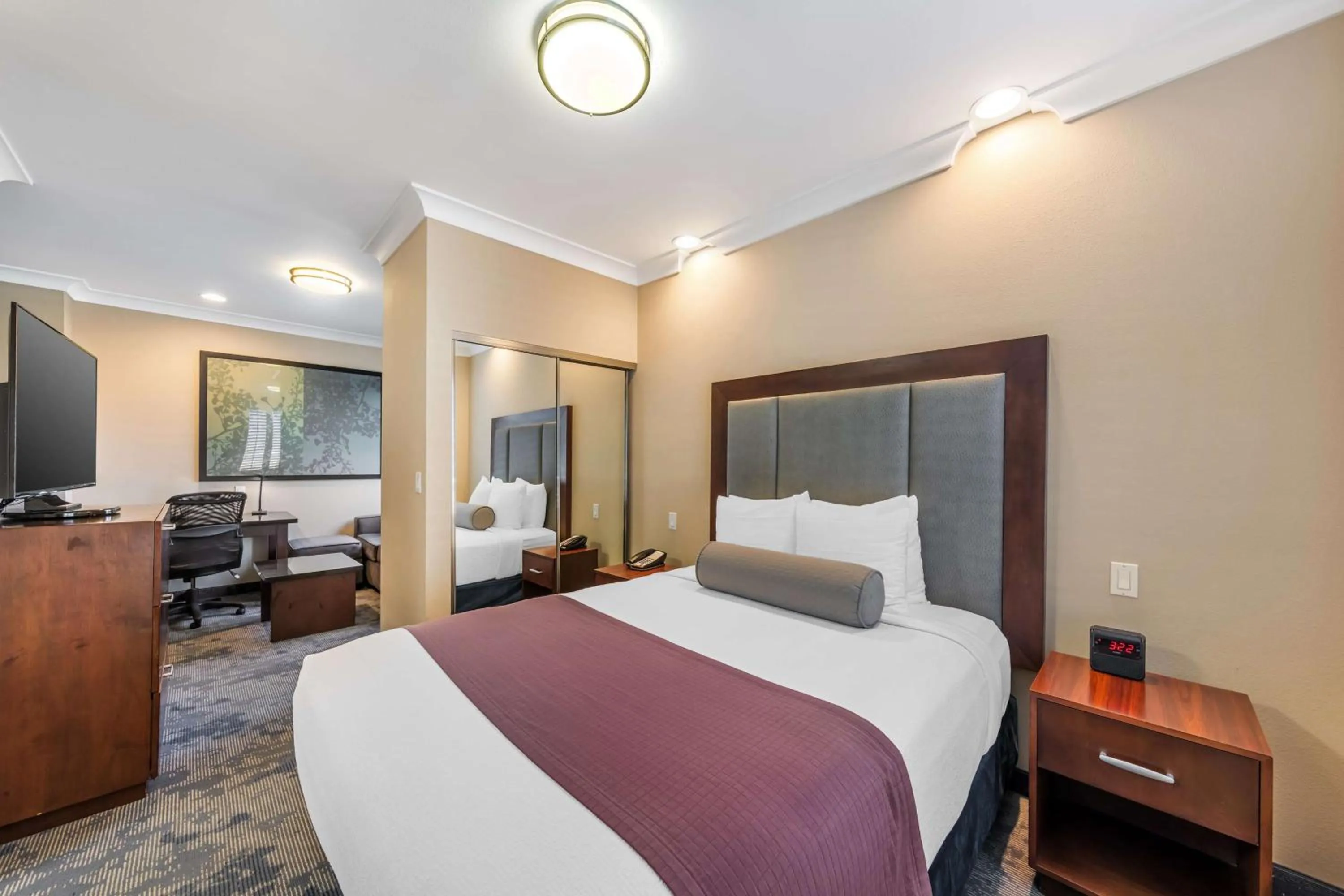 Photo of the whole room, Bed in Best Western PLUS Avita Suites