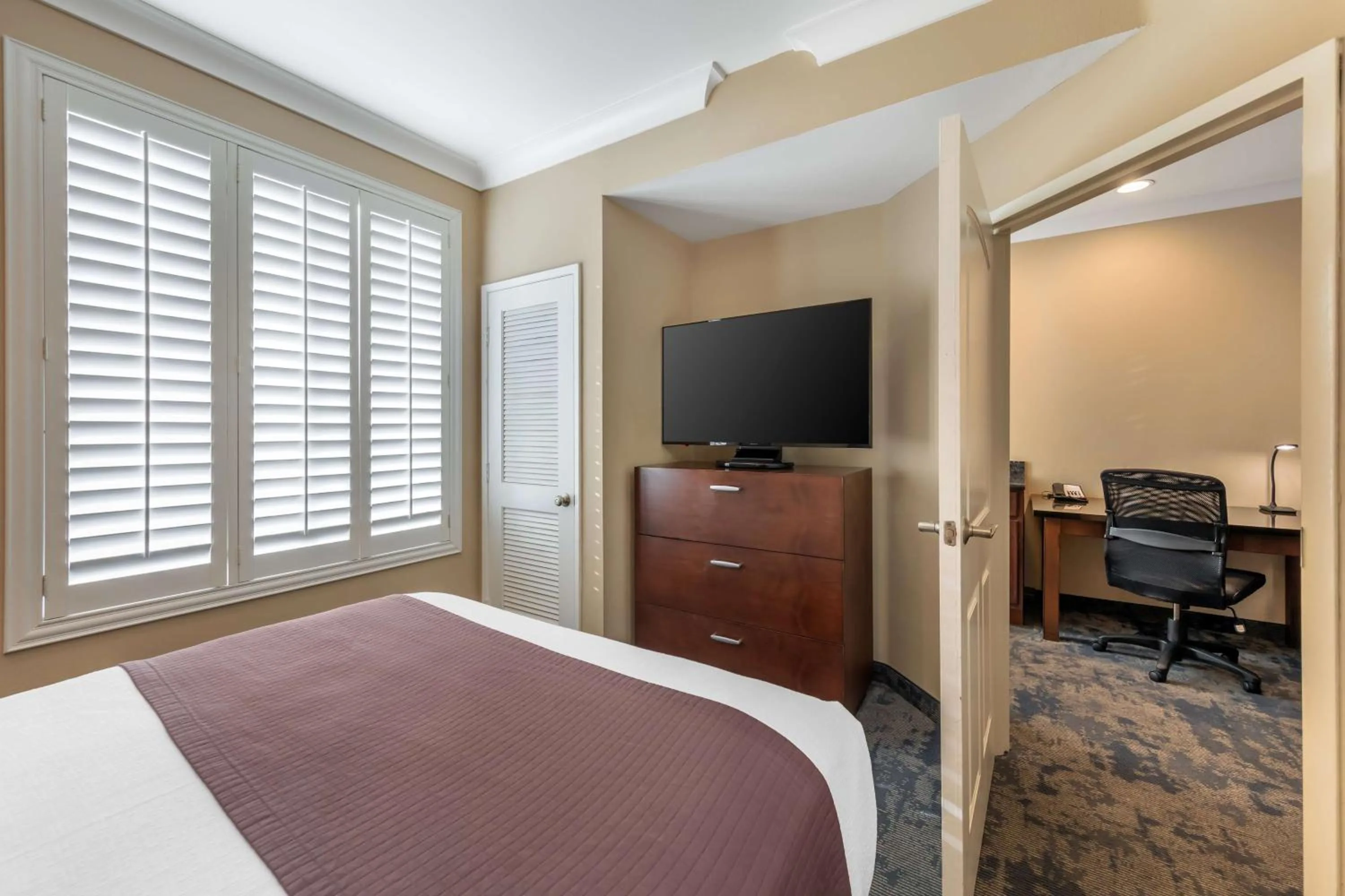 Photo of the whole room, Bed in Best Western PLUS Avita Suites