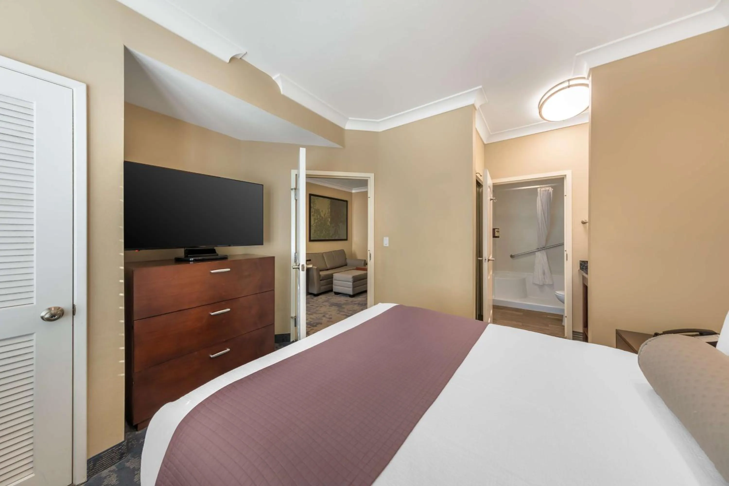 Photo of the whole room, Bed in Best Western PLUS Avita Suites