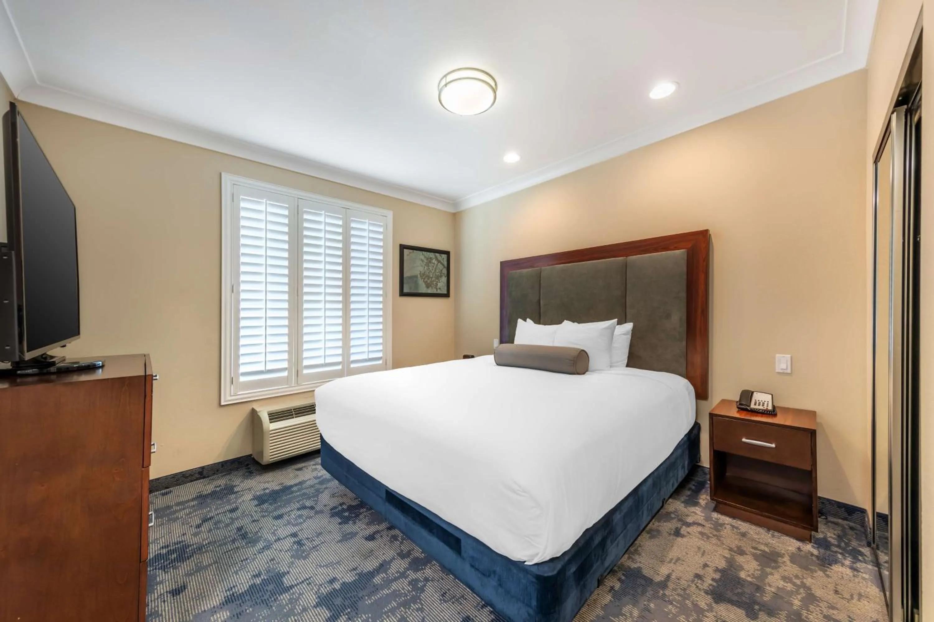 Photo of the whole room, Bed in Best Western PLUS Avita Suites