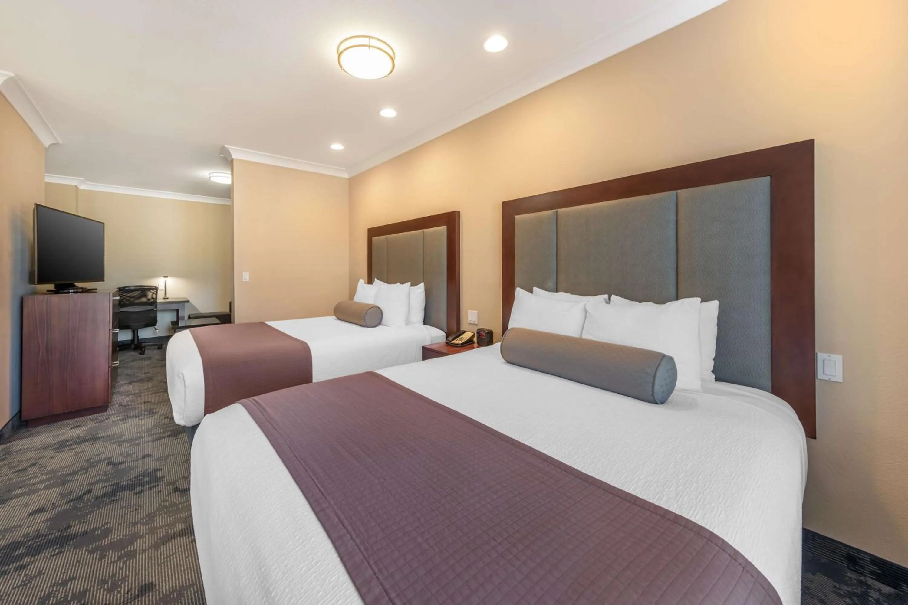 Photo of the whole room, Bed in Best Western PLUS Avita Suites