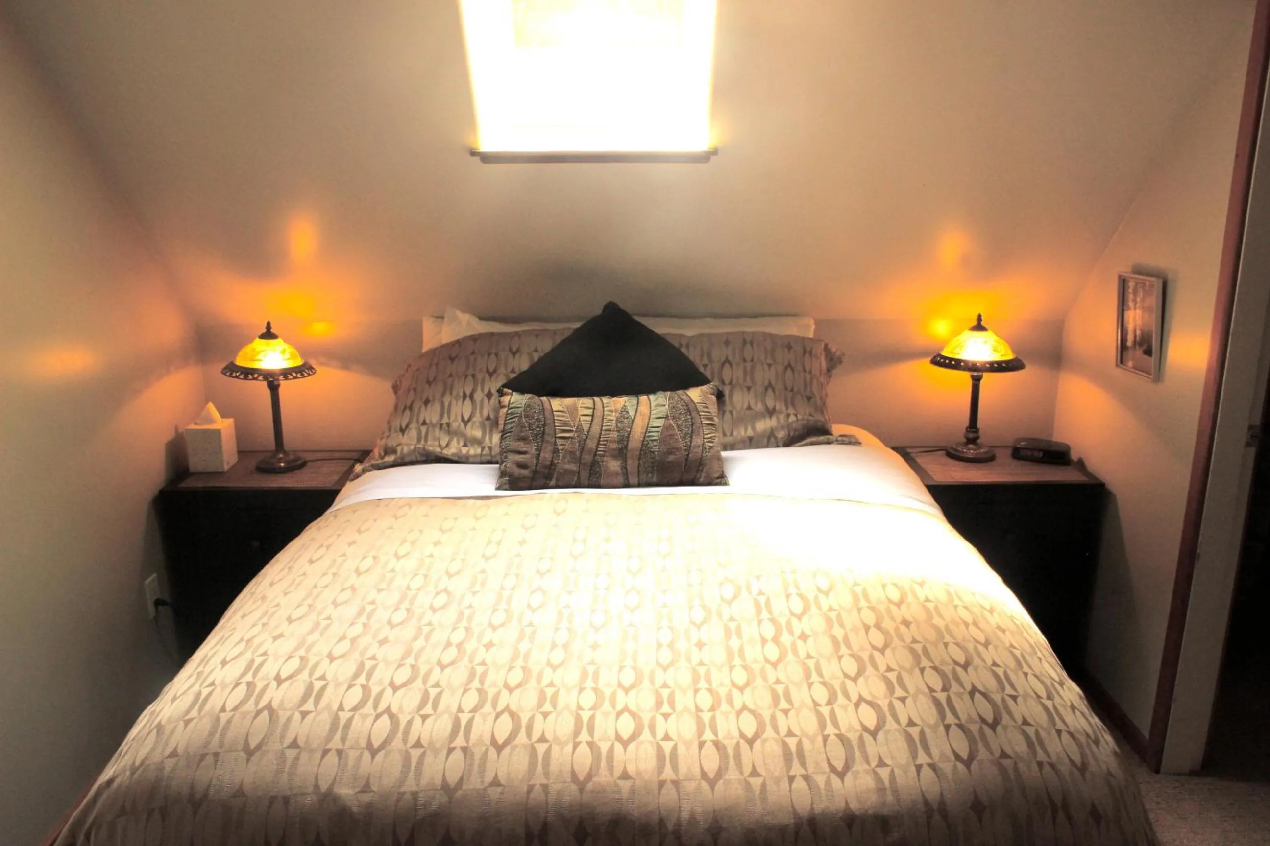 Bed in Cobble Wood and Bird Sanctuary Guest Houses