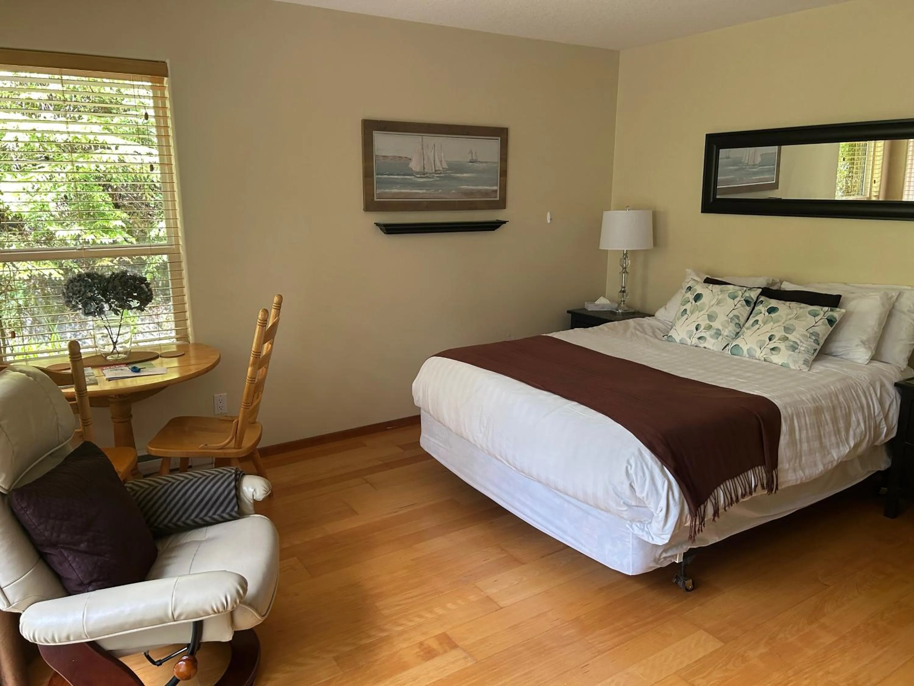 Bedroom, Bed in Cobble Wood and Bird Sanctuary Guest Houses