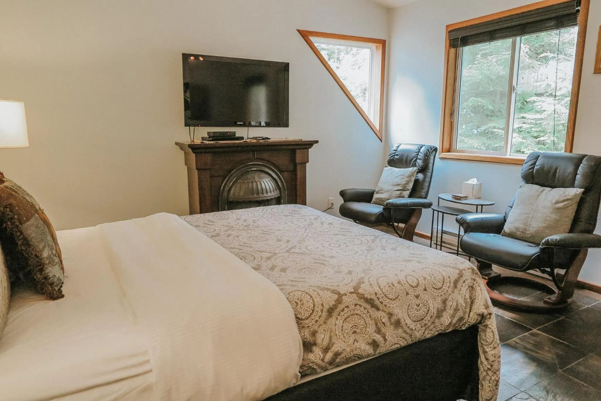 TV and multimedia, Bed in Cobble Wood and Bird Sanctuary Guest Houses