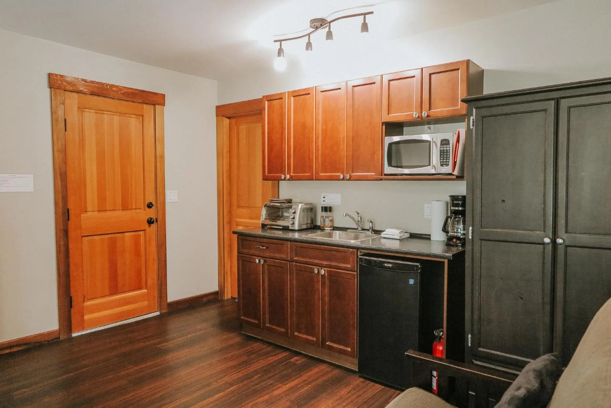 Kitchen or kitchenette in Cobble Wood and Bird Sanctuary Guest Houses