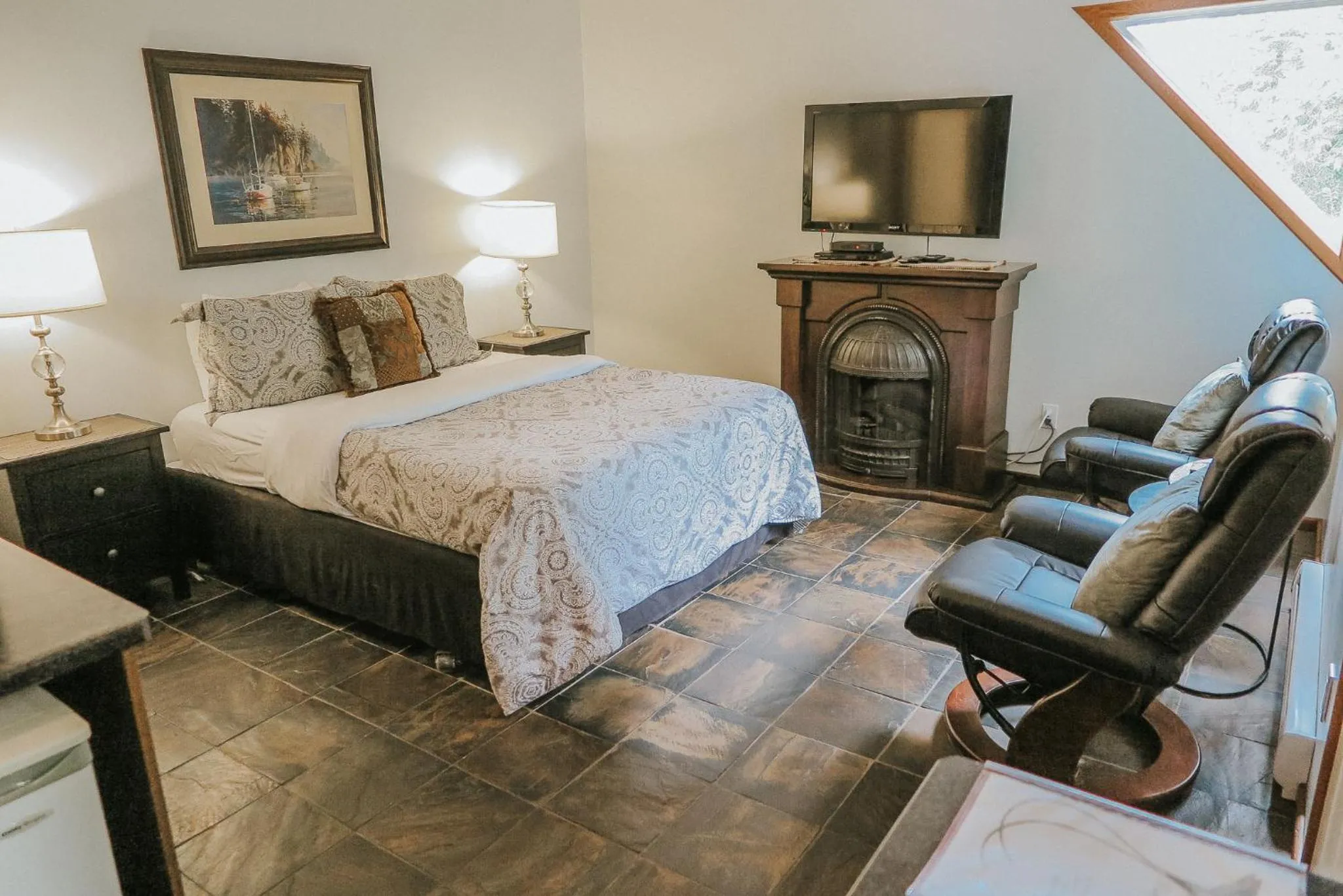 Photo of the whole room, Bed in Cobble Wood and Bird Sanctuary Guest Houses