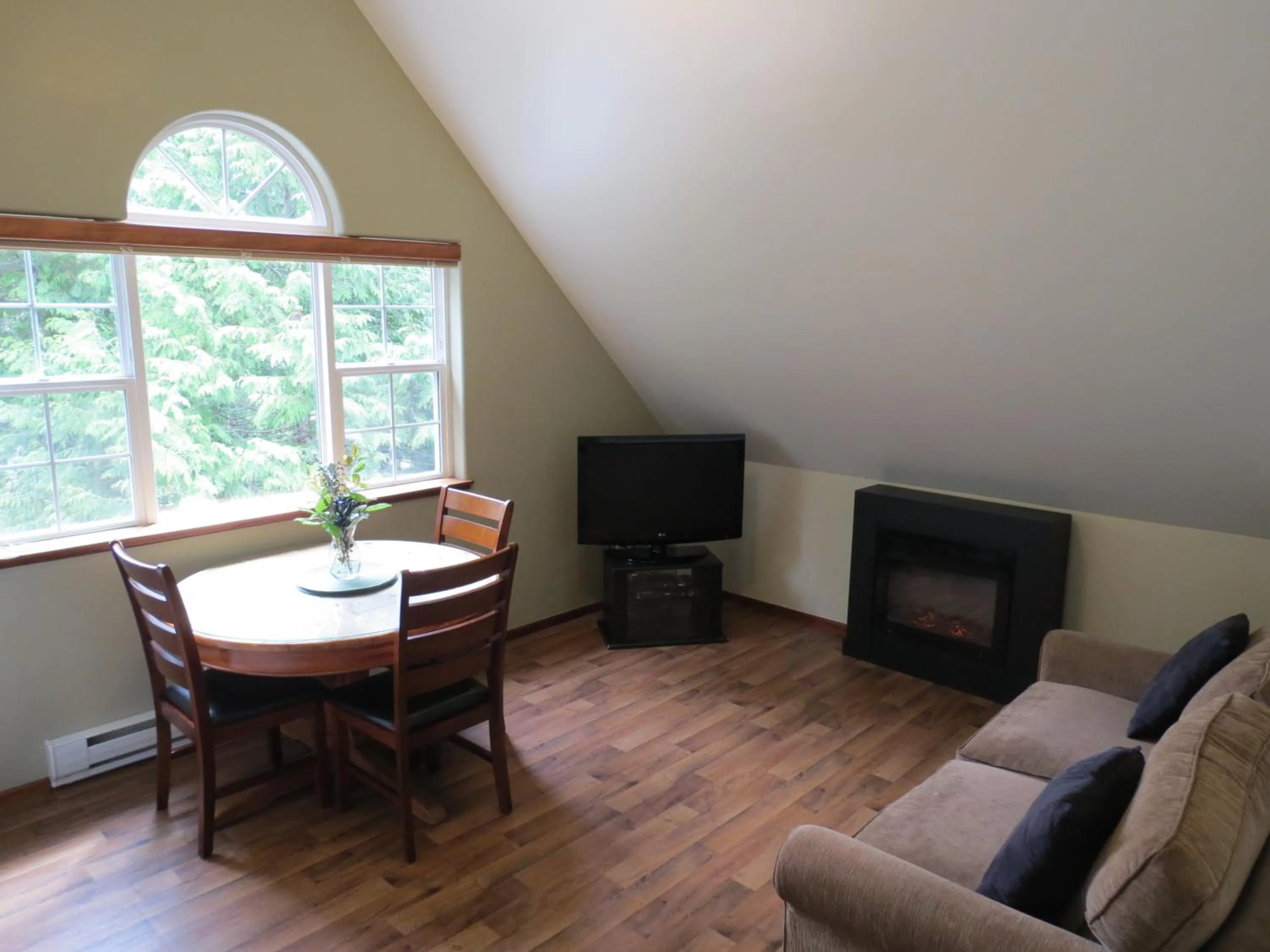 TV and multimedia in Cobble Wood and Bird Sanctuary Guest Houses