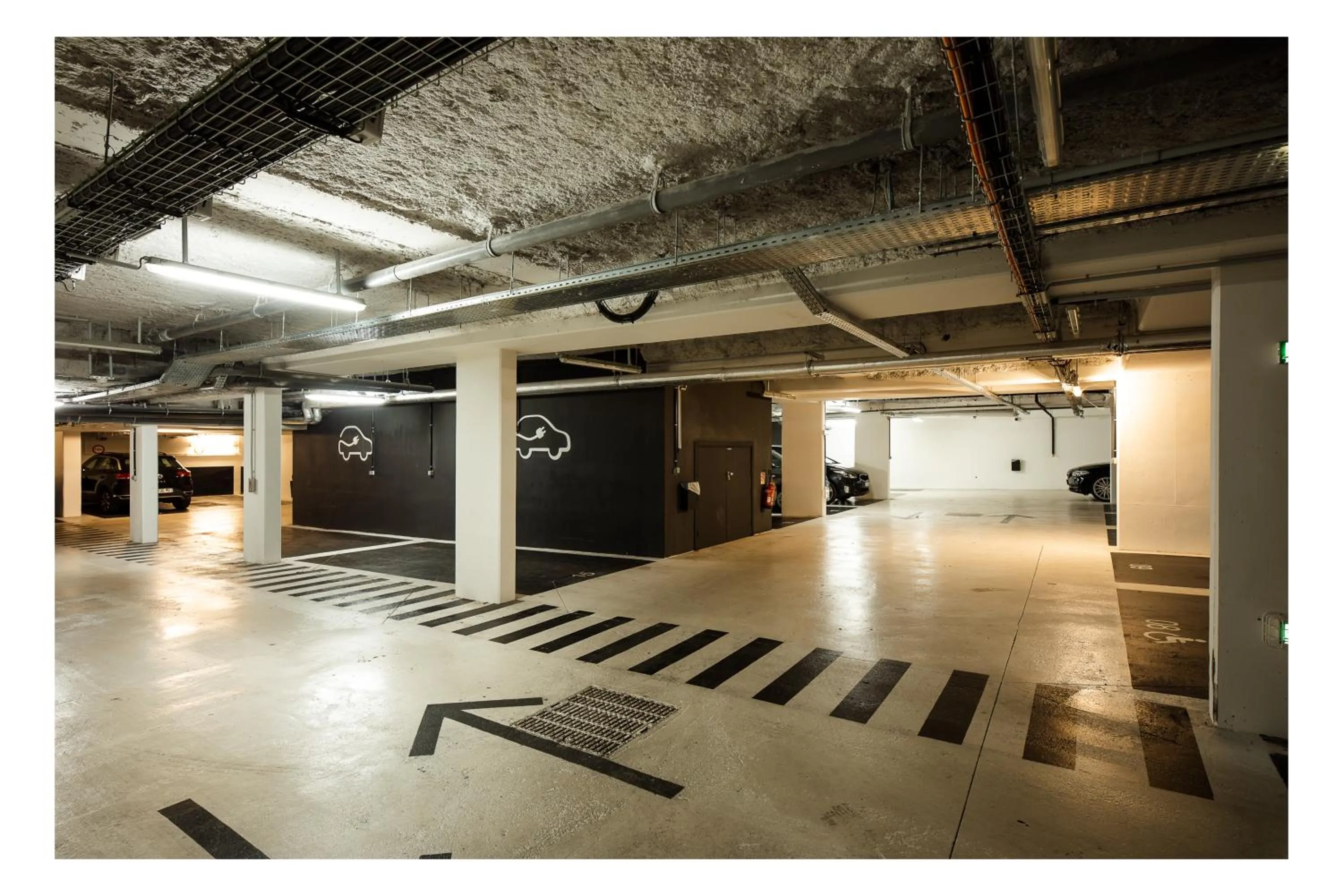 Parking in The Originals Boutique, Hôtel Maison Montmartre Paris Les Puces